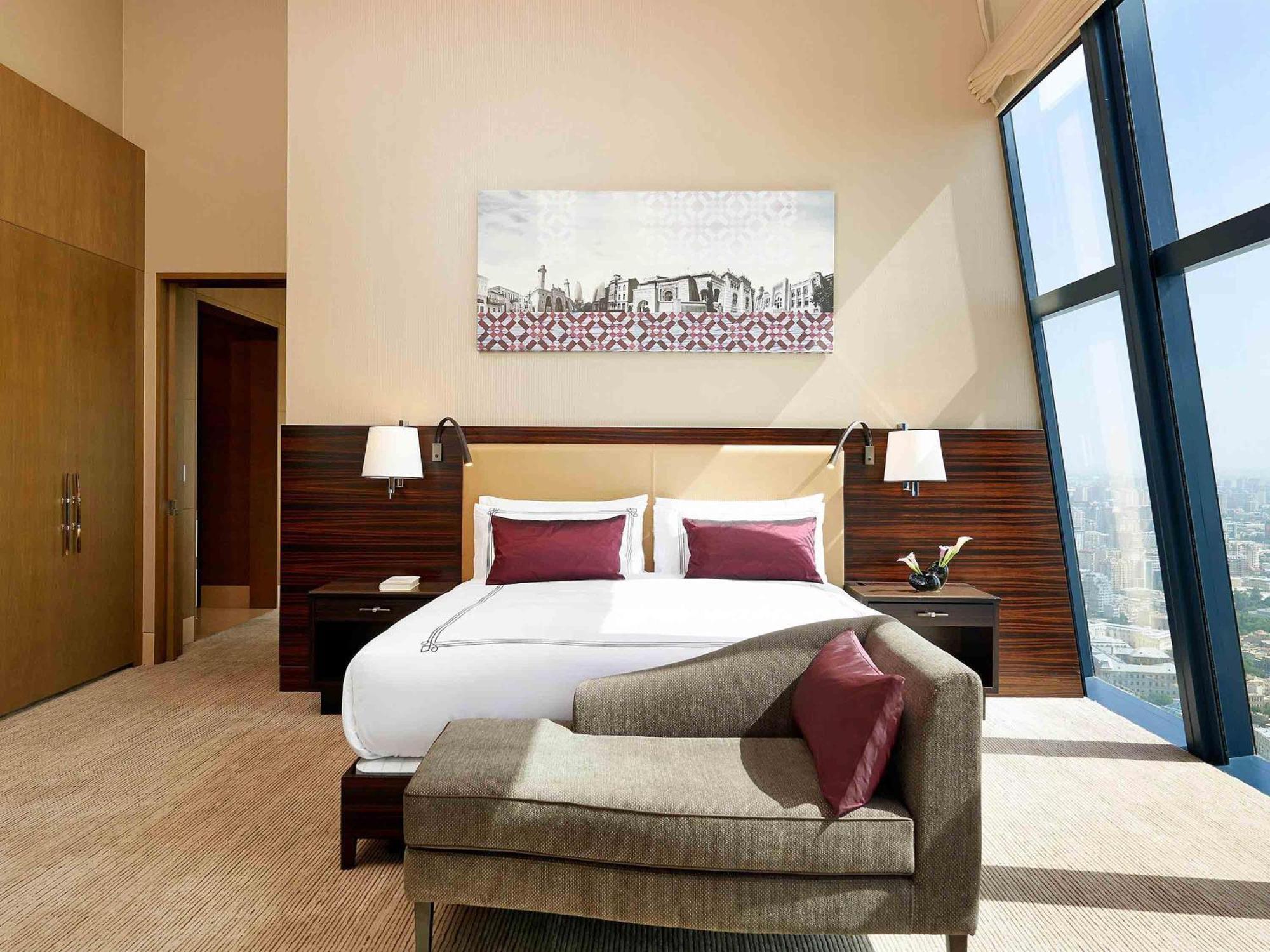 Fairmont Gold mit Kingsize-Bett und Stadtblick