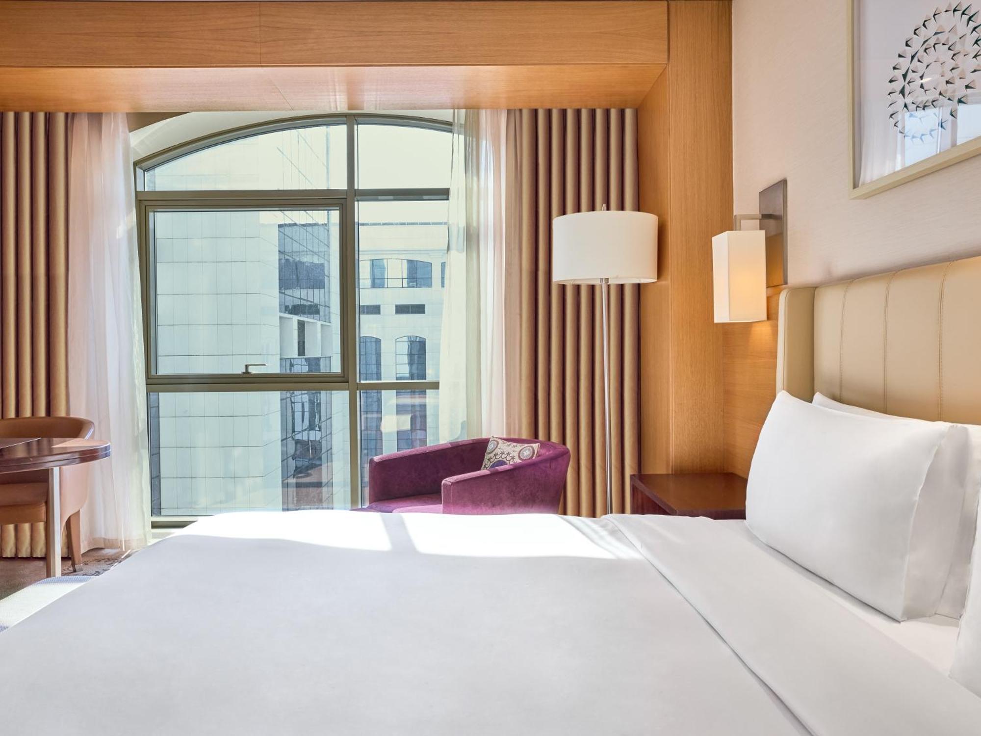 Zimmer mit Kingsize-Bett