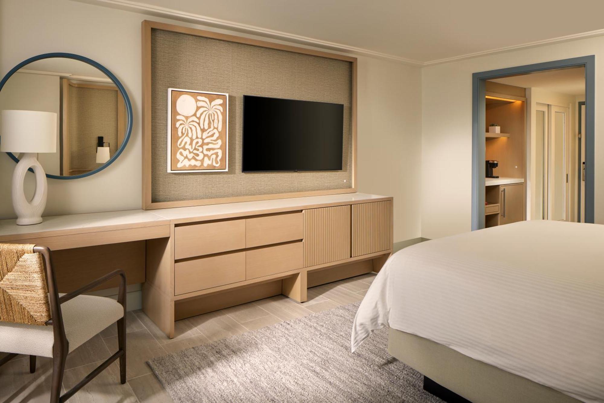 Zimmer mit Kingsize-Bett und seitlichem Meerblick