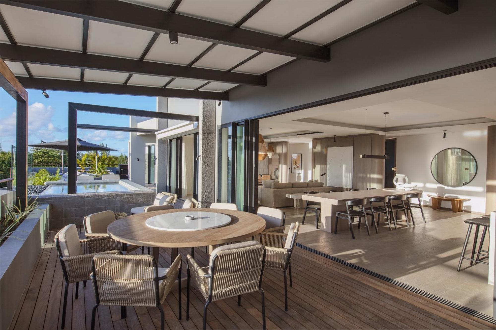 LUX* Pool-Penthouse