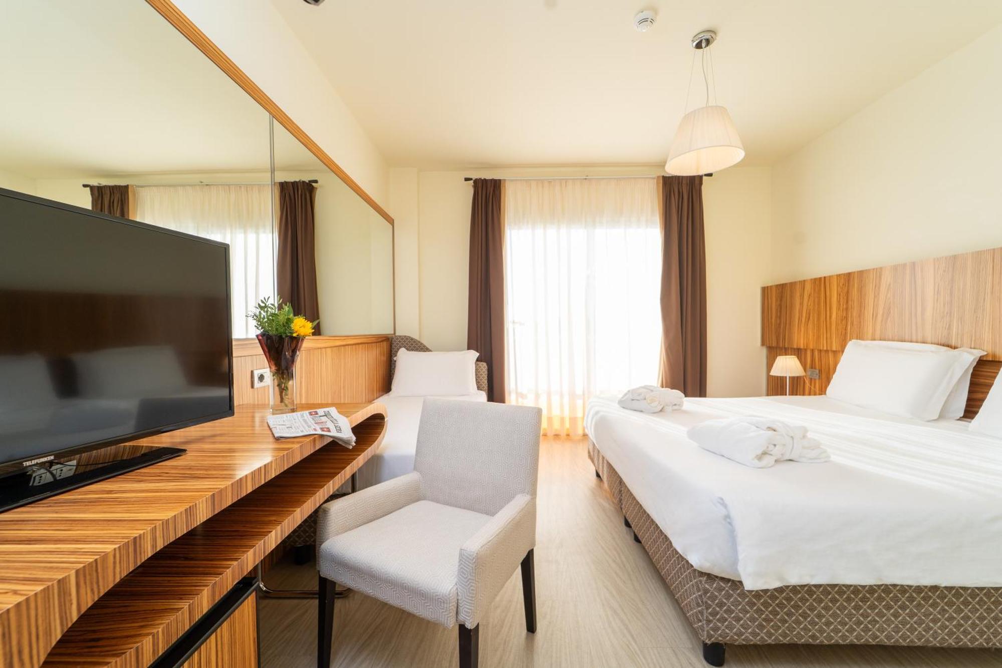 Dreibettzimmer mit seitlichem Meerblick