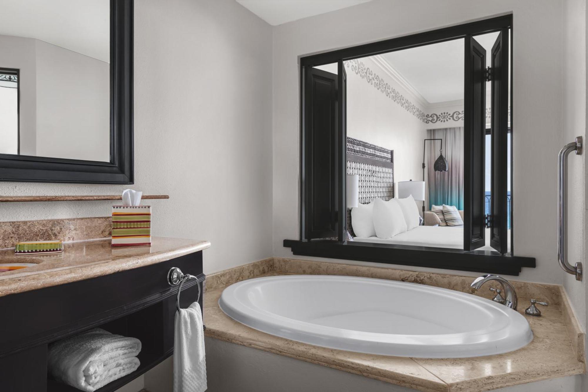 Deluxe Zimmer mit Kingsize-Bett mit Meerblick