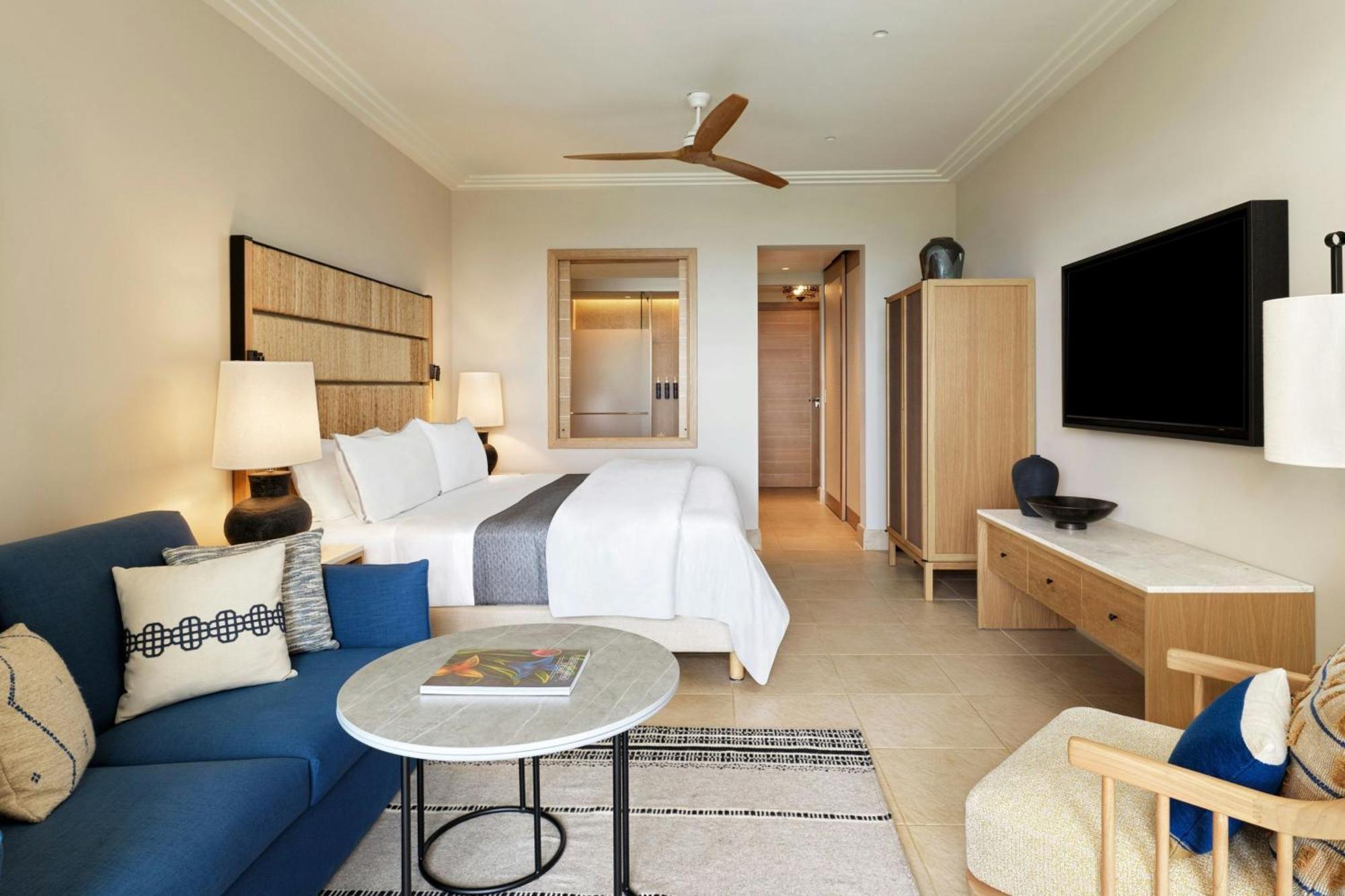 Deluxe Zimmer mit 1 Kingsize-Bett, Schlafsofa, Balkon und eingeschränktem Meerblick