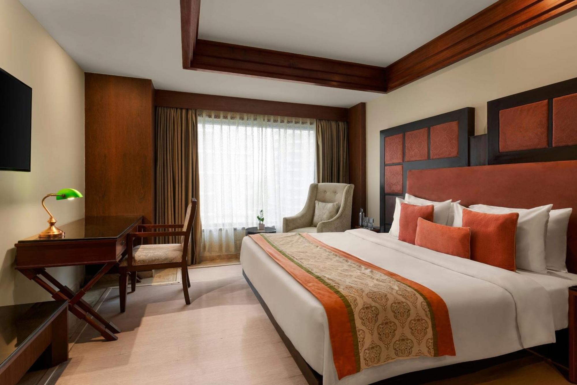 Hazel King Suite with City View