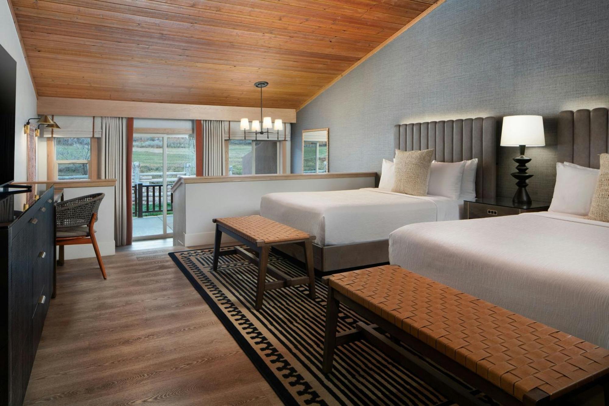 Creekside Queen Suite Two Queen Beds Sofa Bed