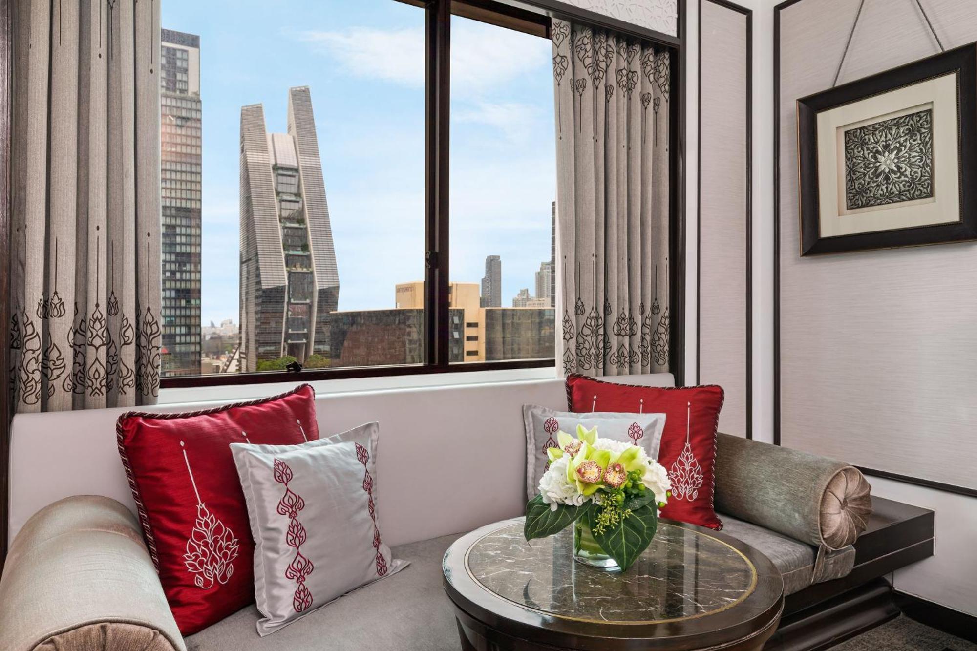 Zimmer Athenee mit 1 Kingsize-Bett und Stadtblick