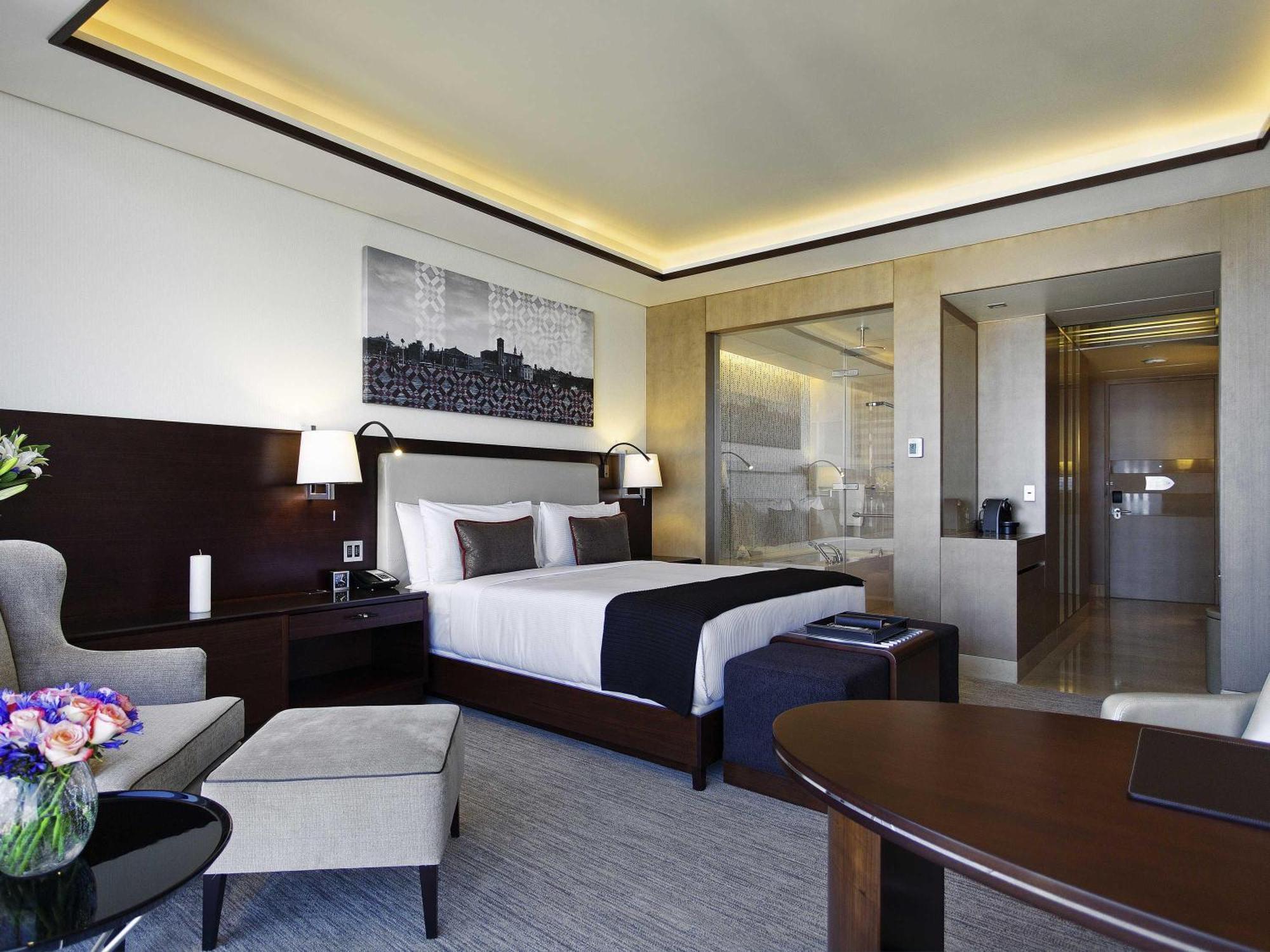 Deluxe Zimmer mit Kingsize-Bett und Meerblick