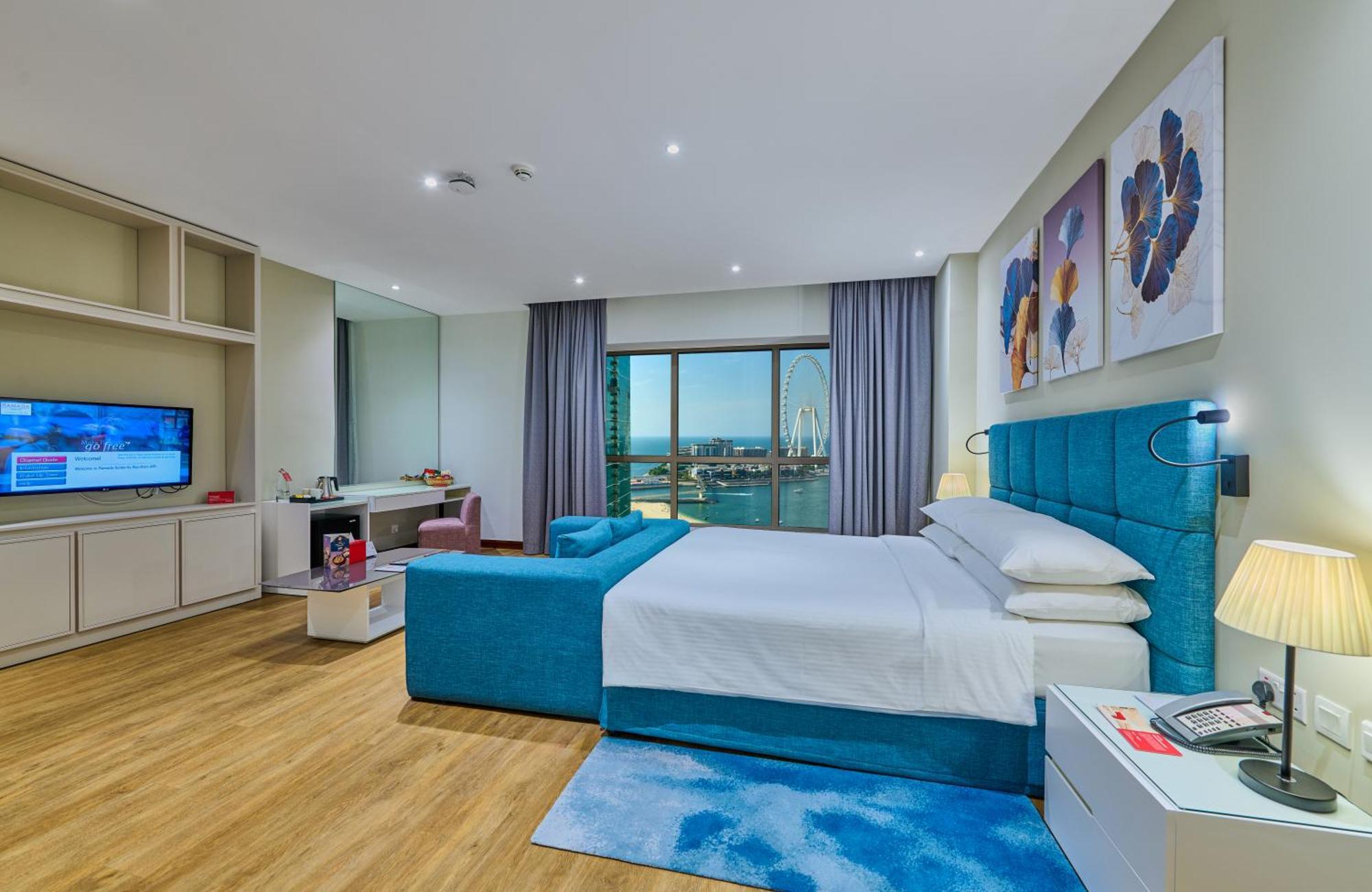 Deluxe Zimmer mit Kingsize-Bett und Stadtblick