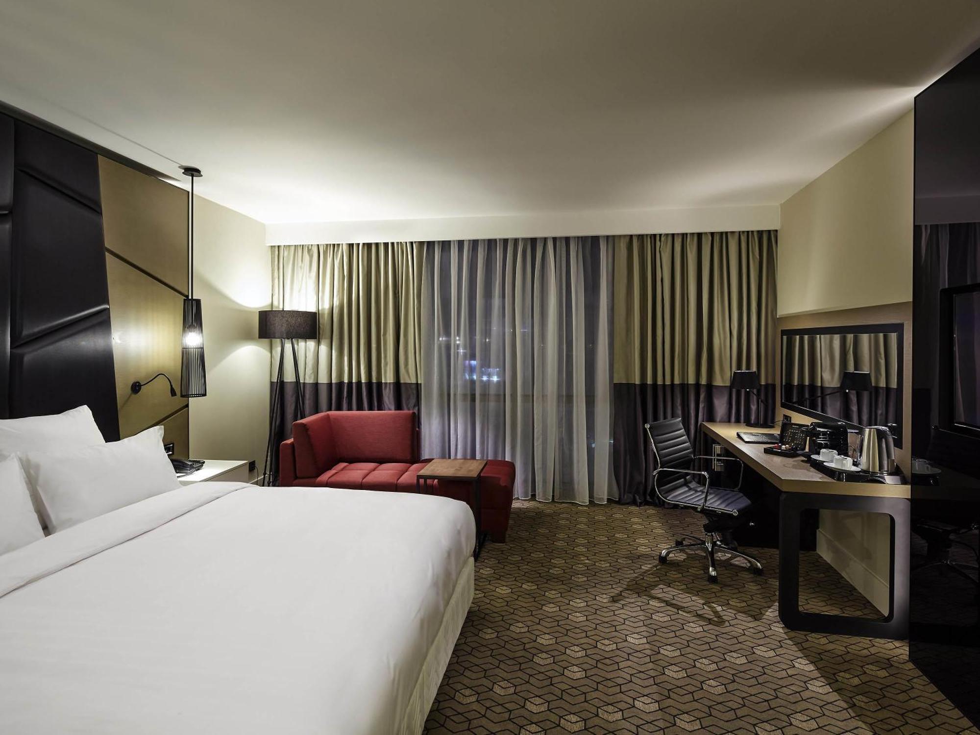 Deluxe Zimmer mit Kingsize-Bett und Stadtblick
