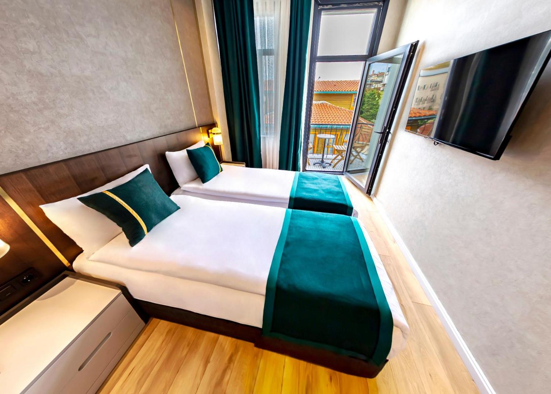 Doppelzimmer mit Balkon und seitlichem Meerblick