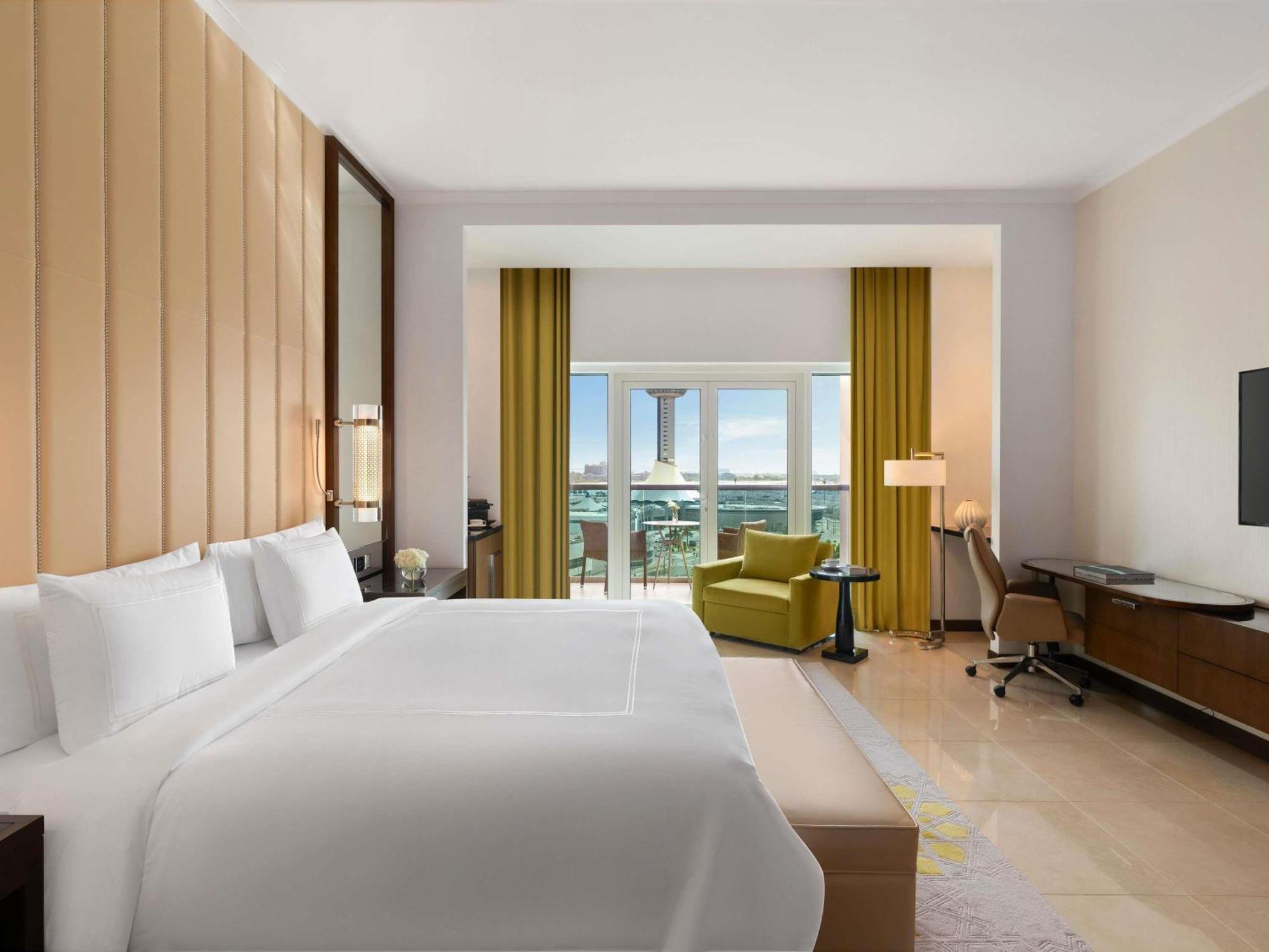 Premium Zimmer mit Blick auf die Corniche und Balkon