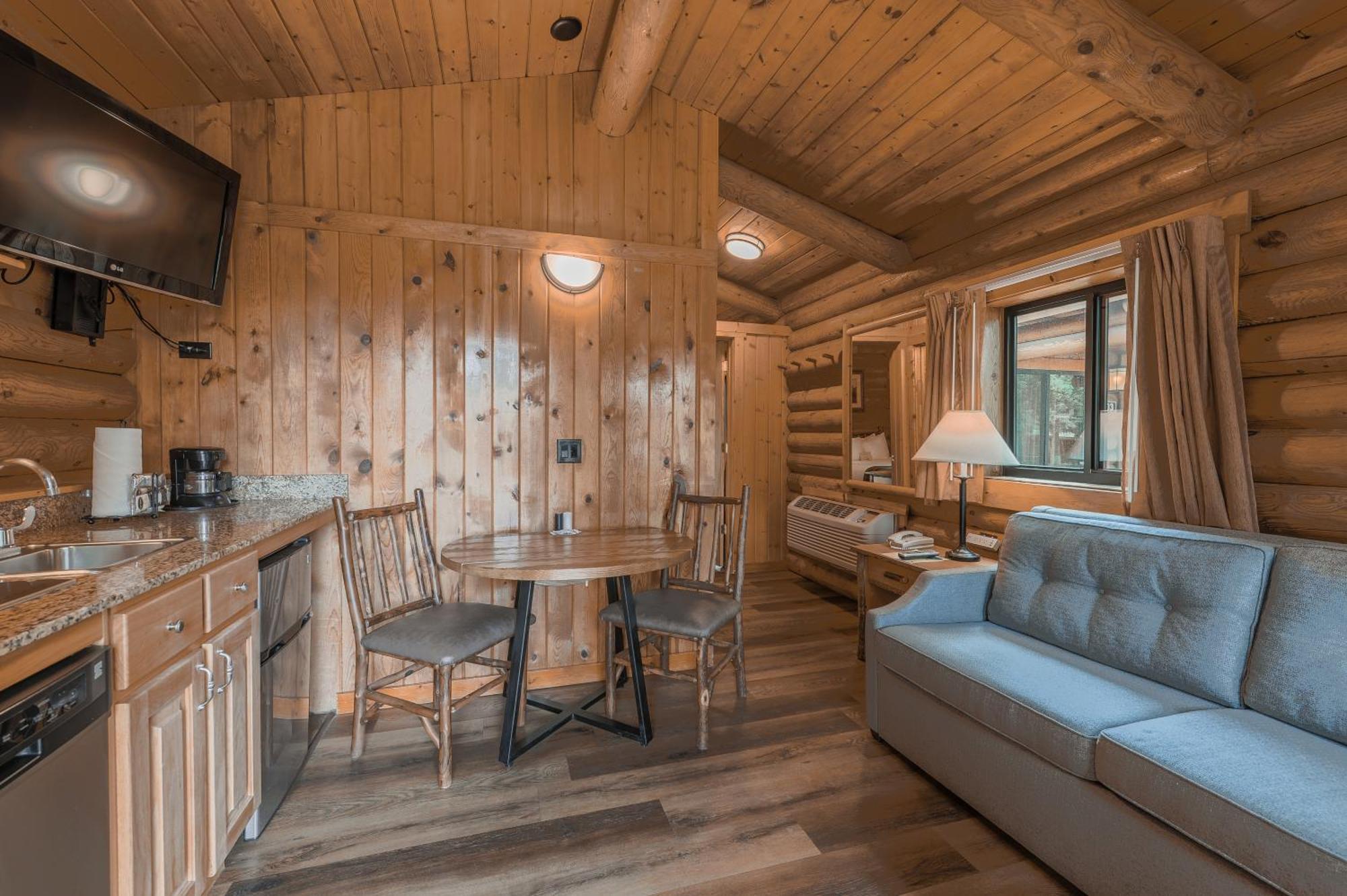 Double Queen Deluxe Cabin