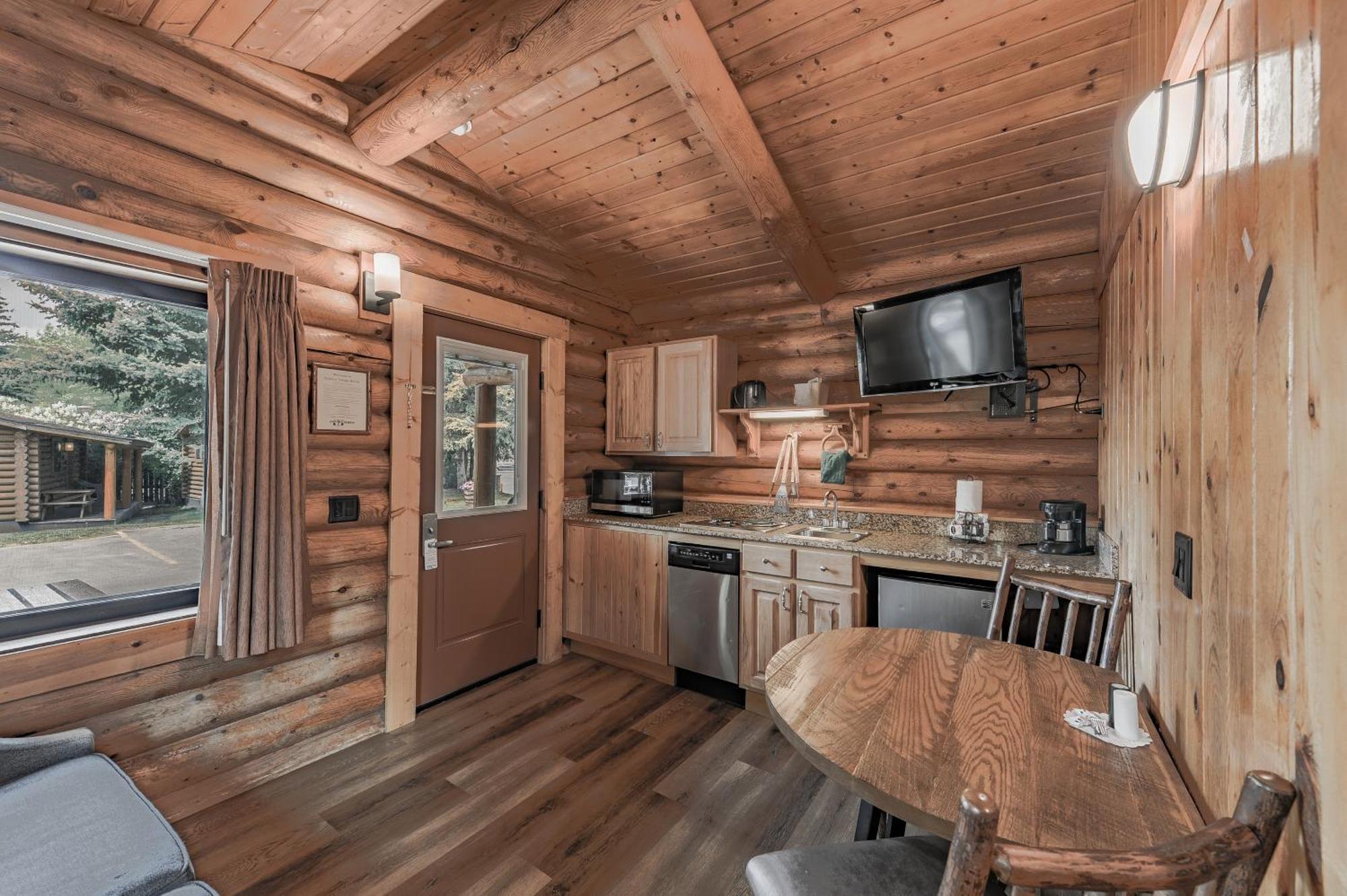 Double Queen Deluxe Cabin