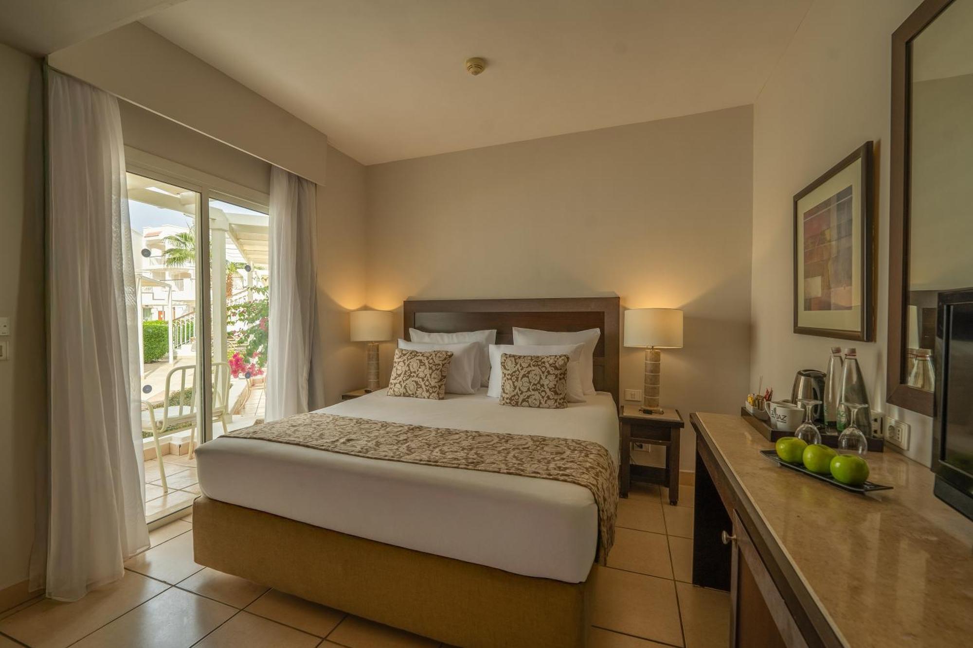 Standard Zimmer mit Queensize-Bett und Poolblick