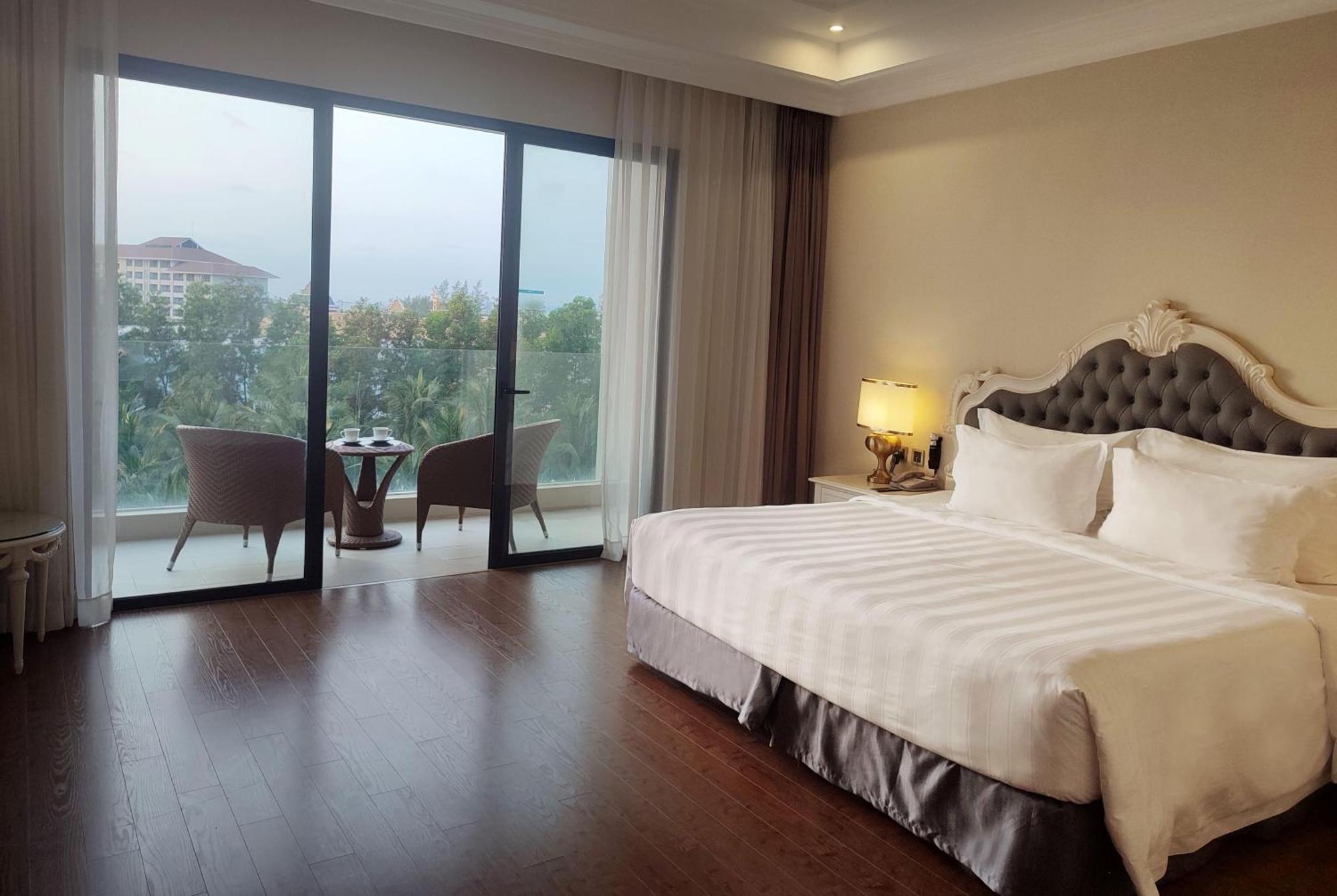Deluxe Zimmer mit Kingsize-Bett und Gartenblick