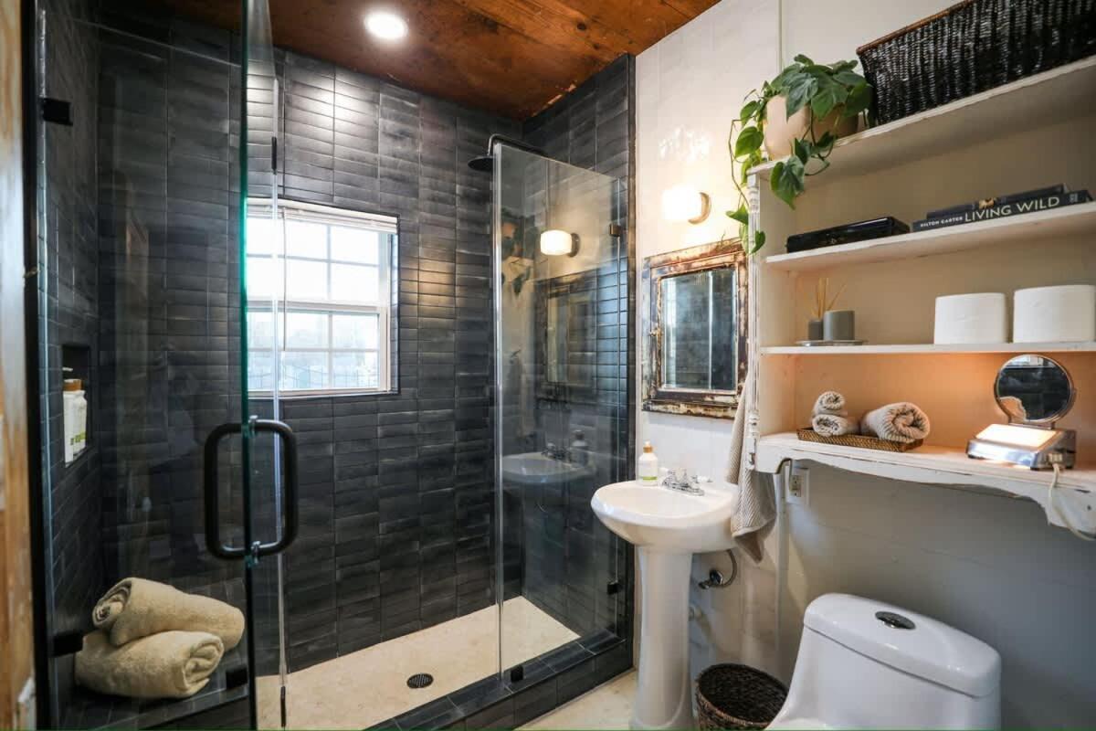 Deluxe One-Bedroom Apartment