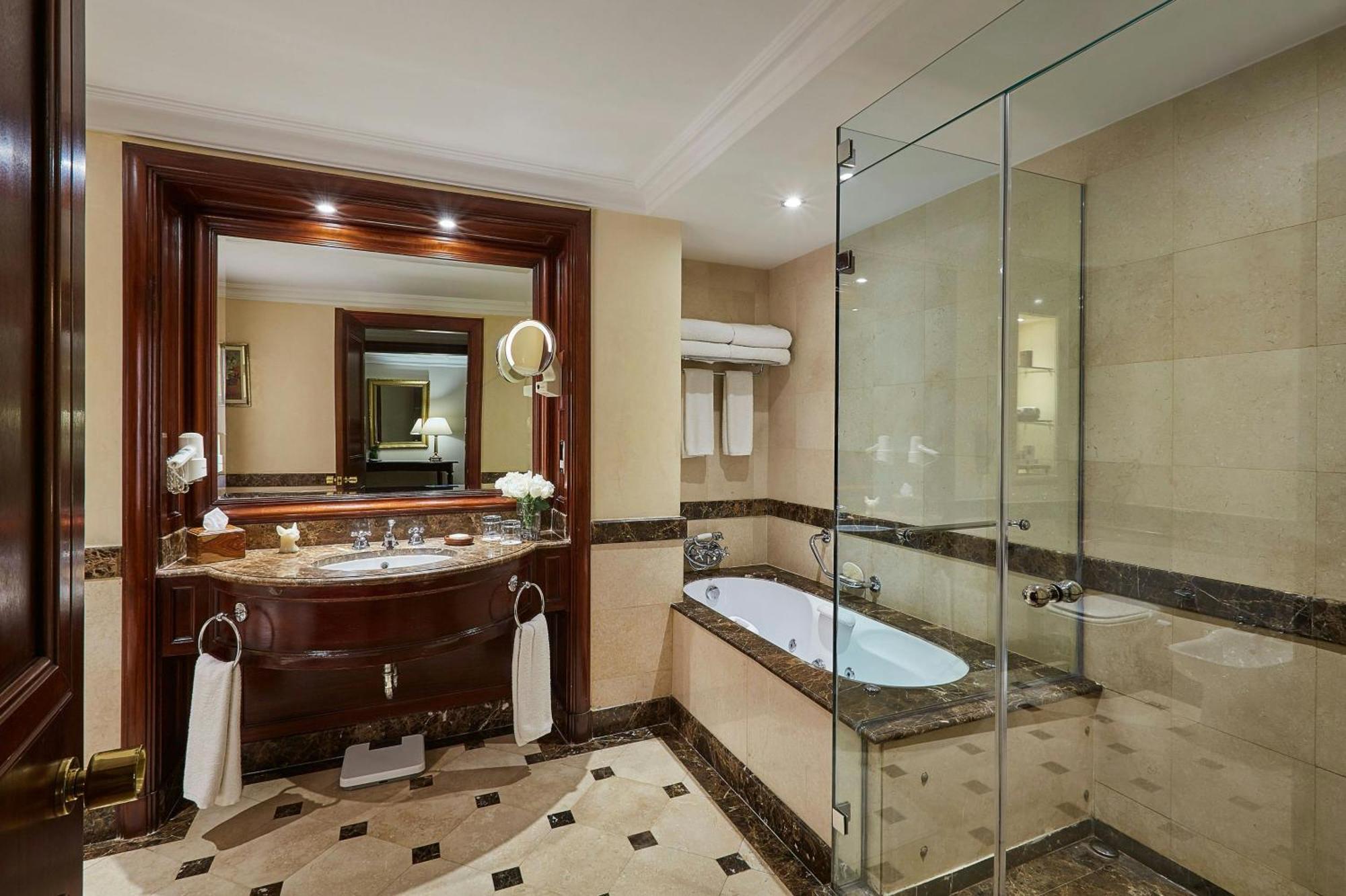 Executive Zimmer mit Kingsize-Bett und Zugang zur Executive Lounge