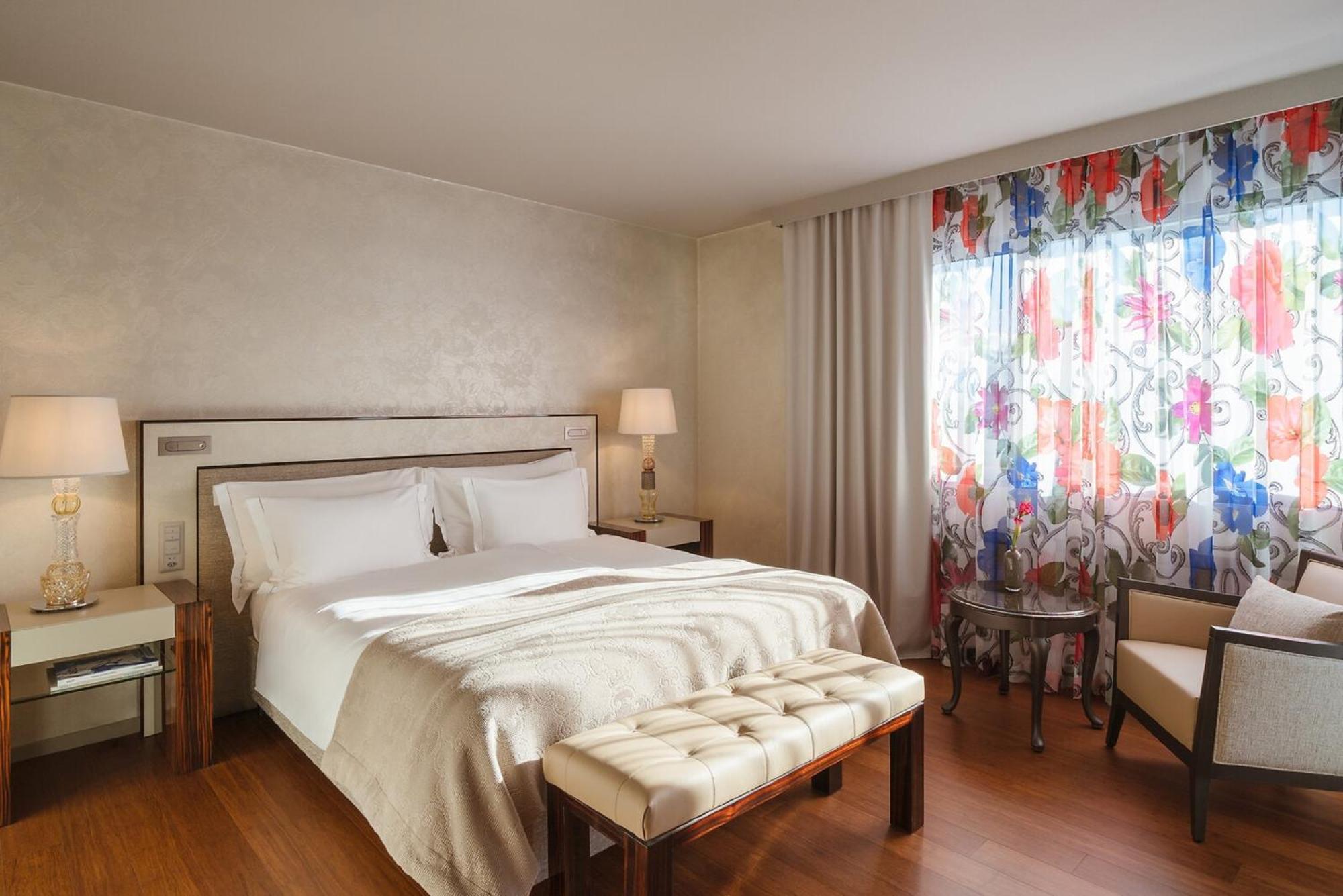 Deluxe Doppelzimmer mit seitlichem Seeblick