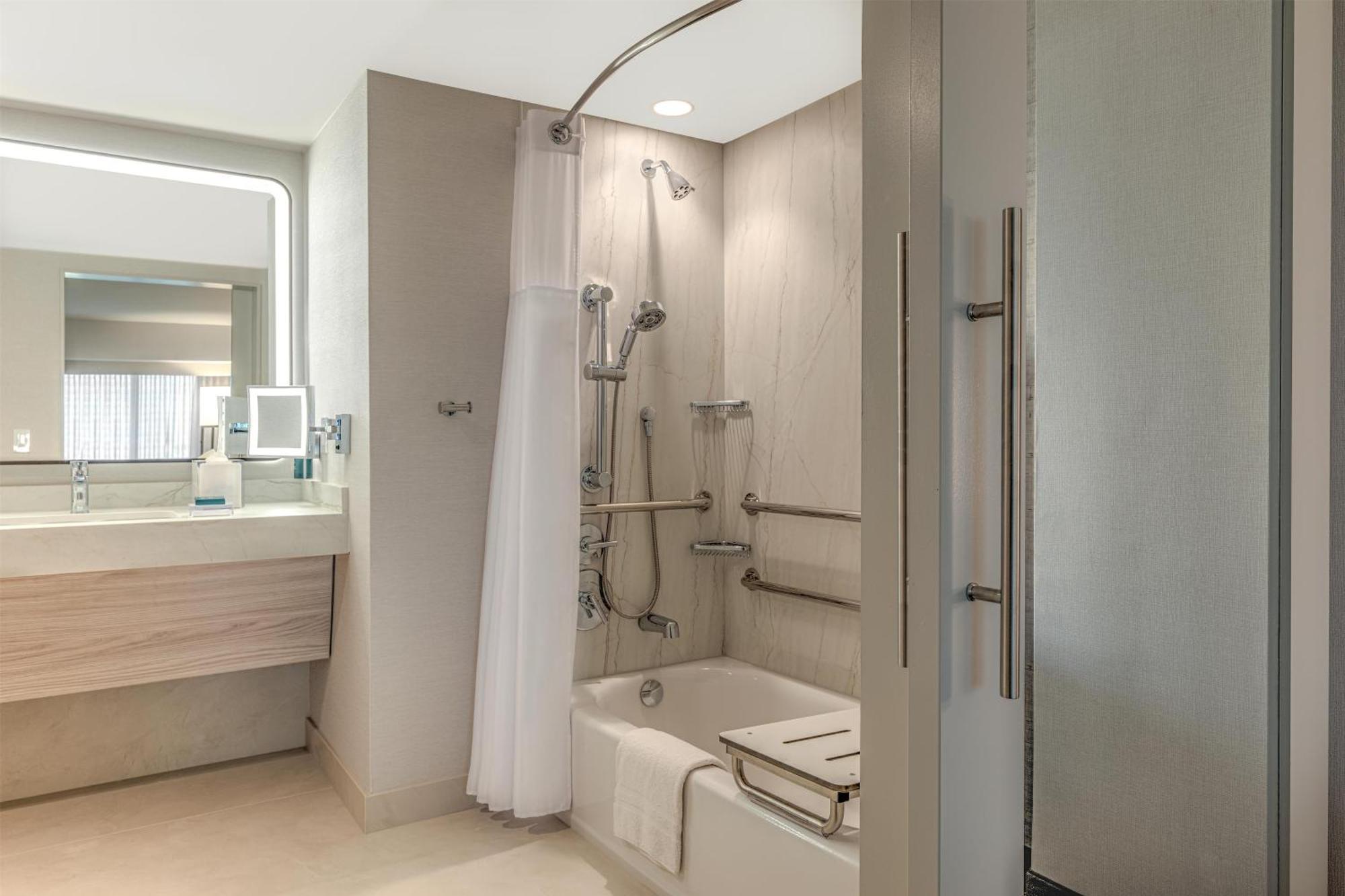 Zimmer mit Kingsize-Bett und Badewanne – barrierefrei und für Hörgeschädigte geeignet