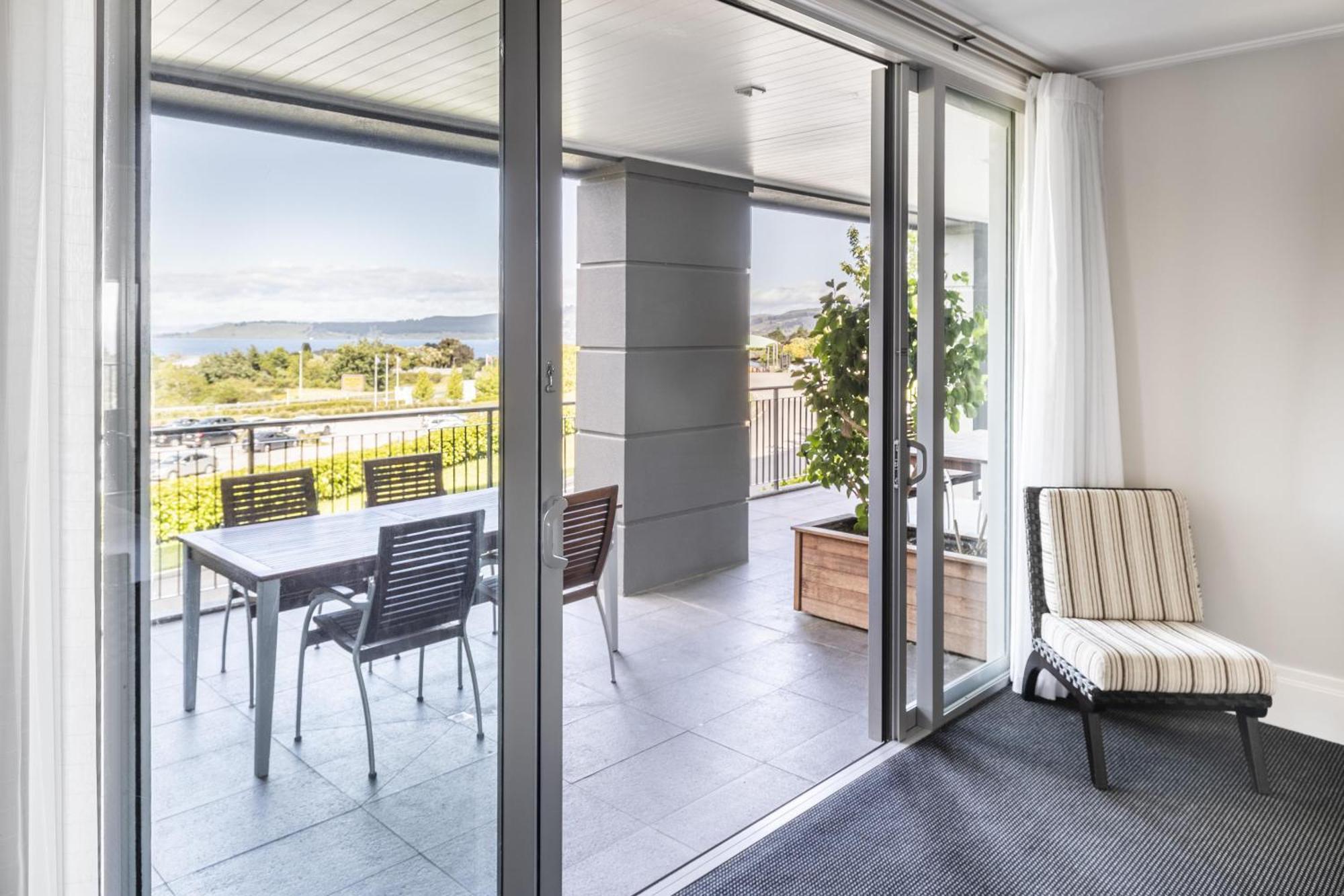 Zimmer mit Kingsize-Bett und Seeblick