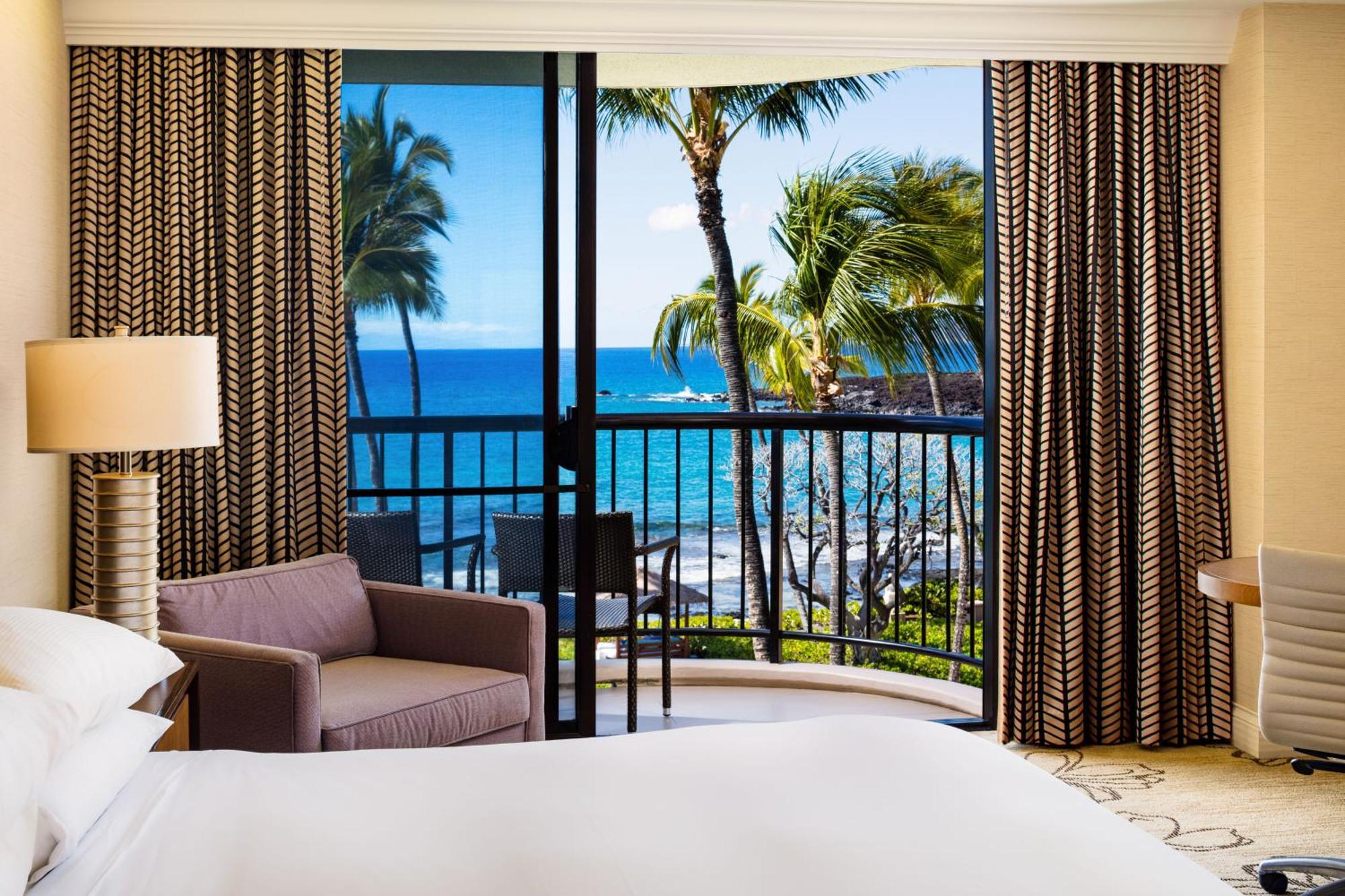 Zimmer Makai mit 1 Kingsize-Bett und Blick zum Meer