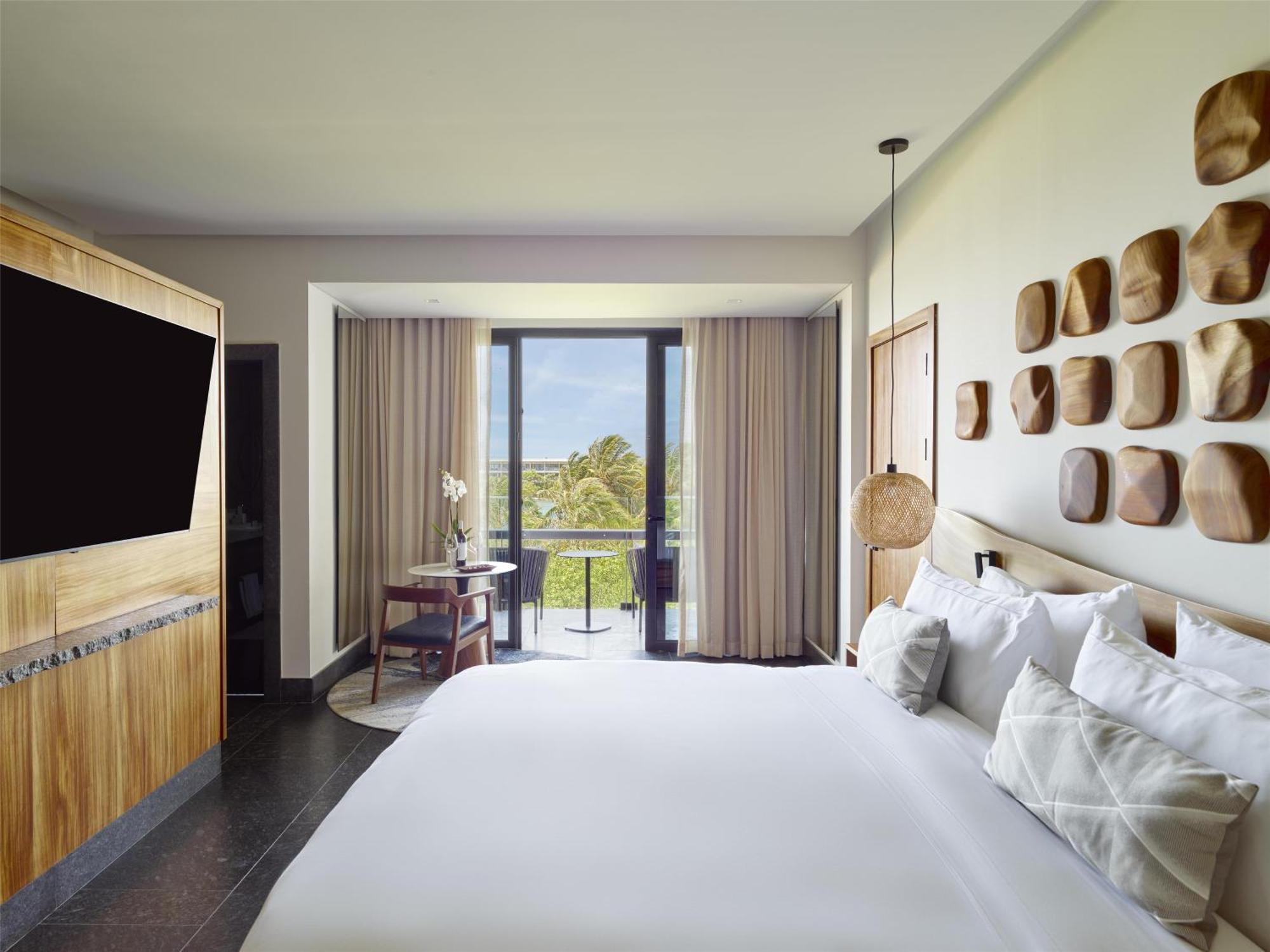 Zimmer mit Kingsize-Bett und Aussicht auf die Tropen