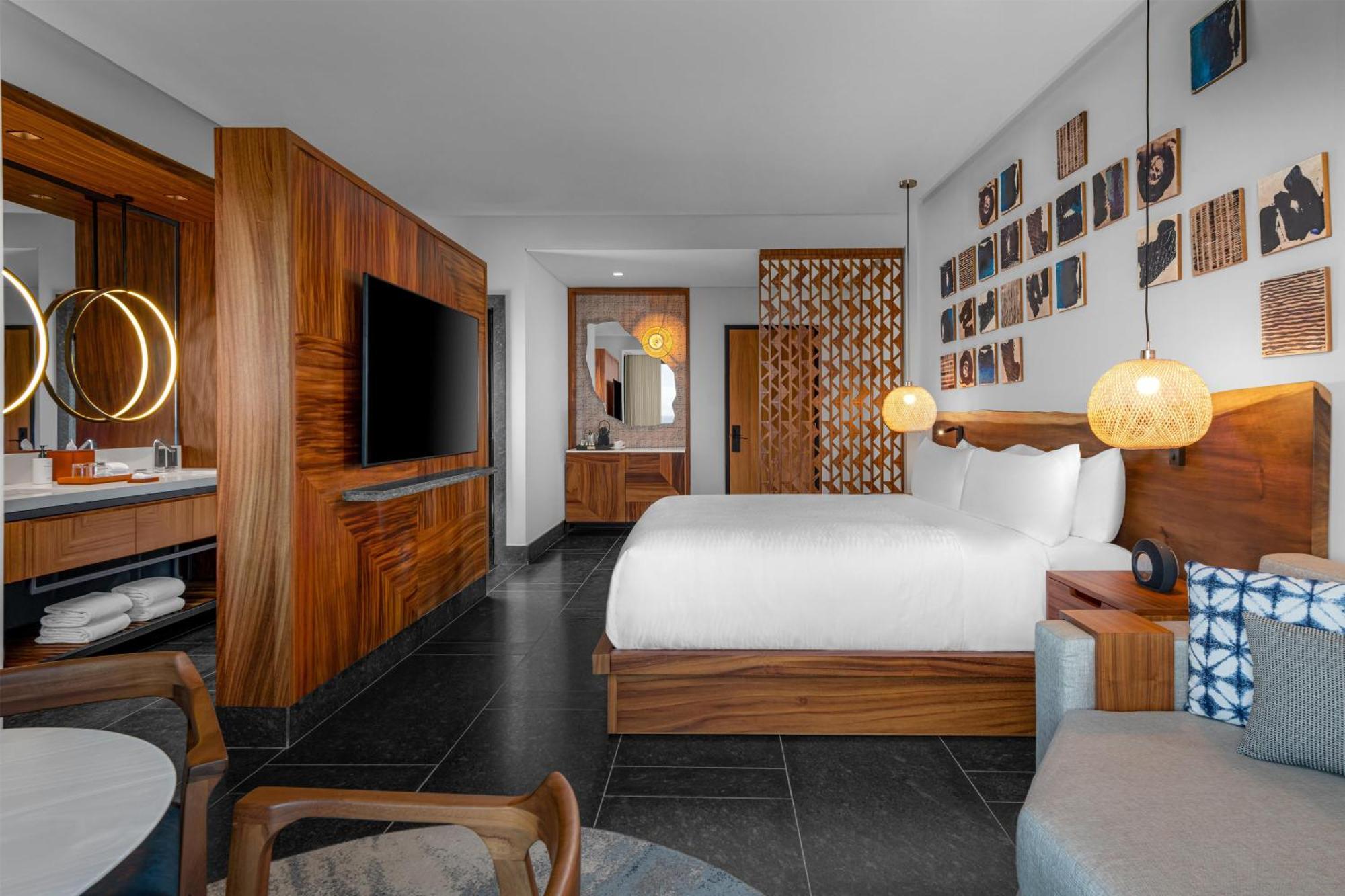 Zimmer mit Kingsize-Bett und seitlichem Meerblick