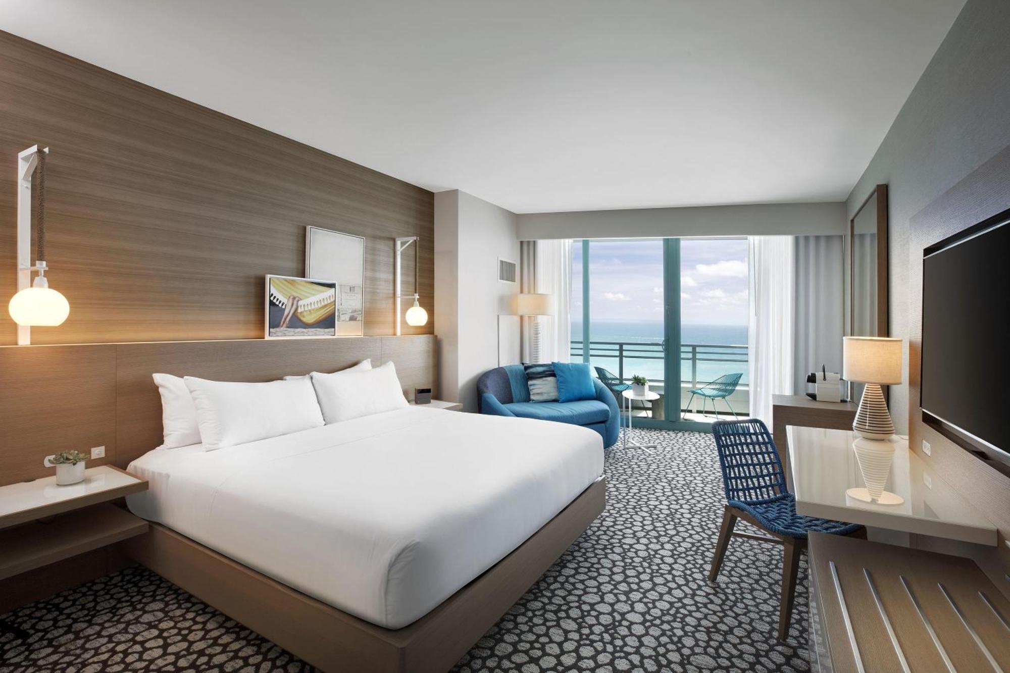Zimmer mit Kingsize-Bett, Meerblick und Balkon