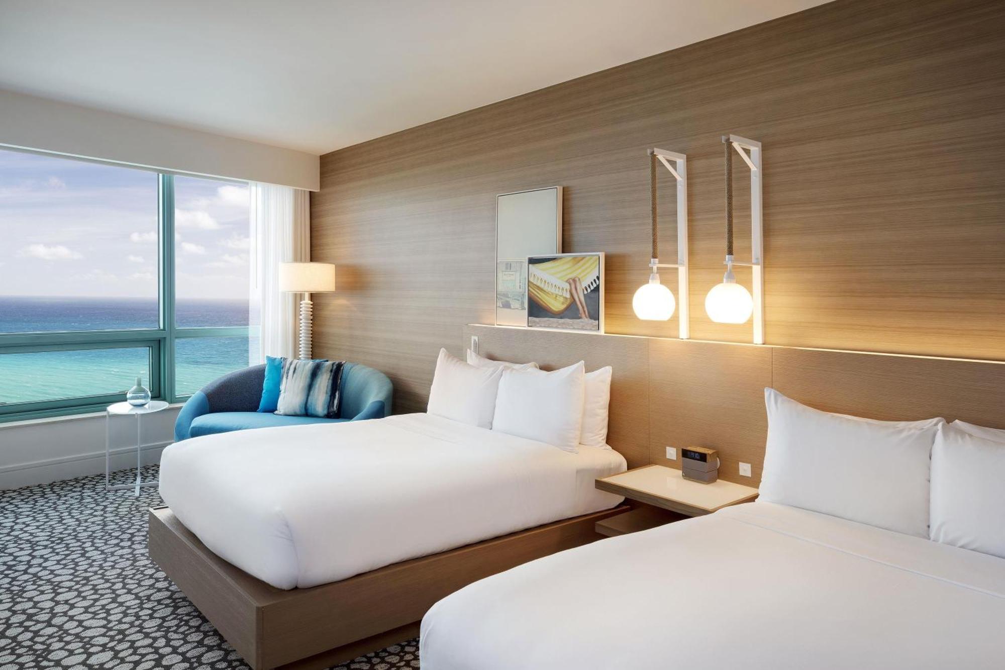 Doppelzimmer mit 2 Doppelbetten und Meerblick