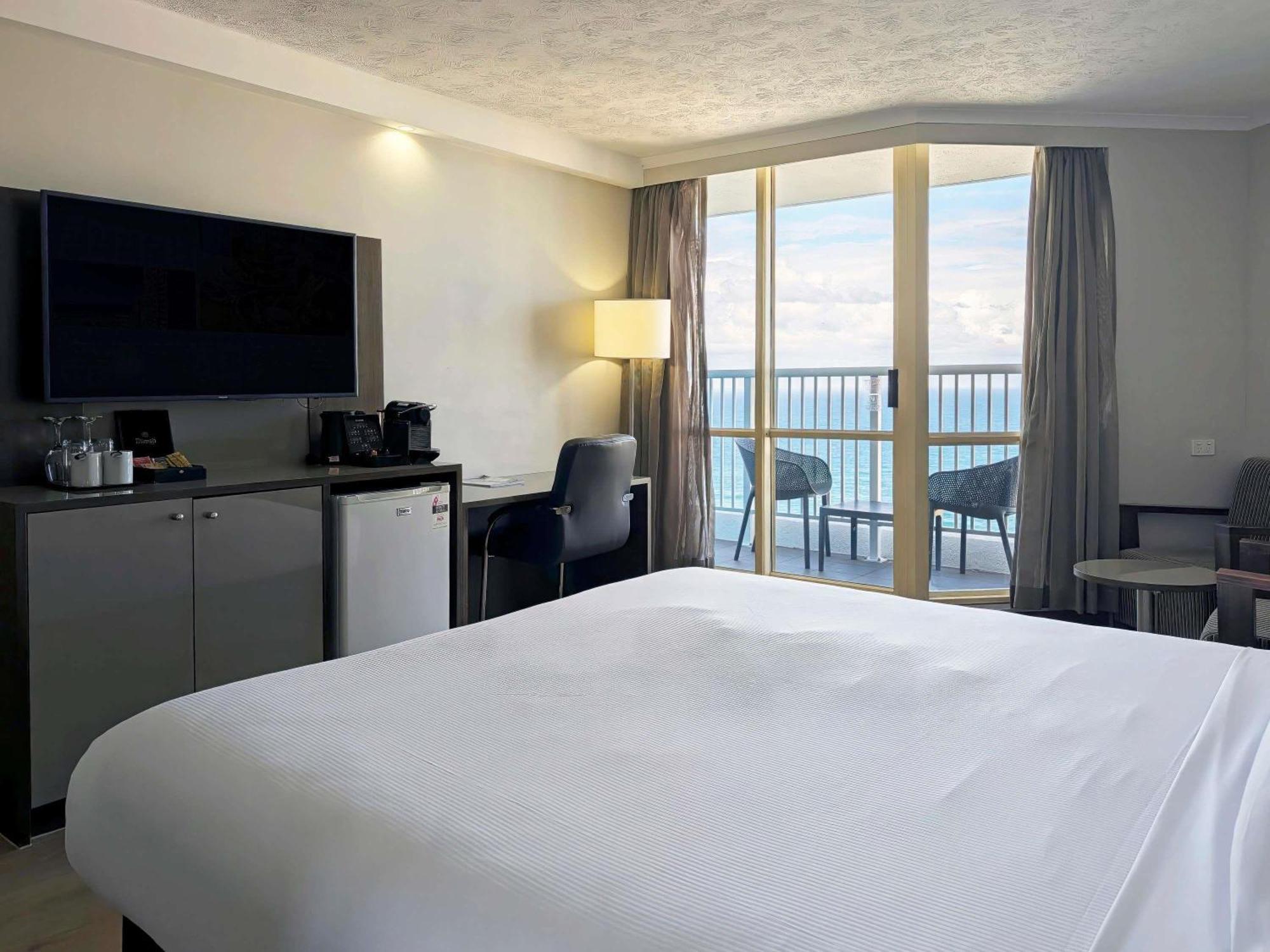 Executive Zimmer mit Kingsize-Bett und Meerblick