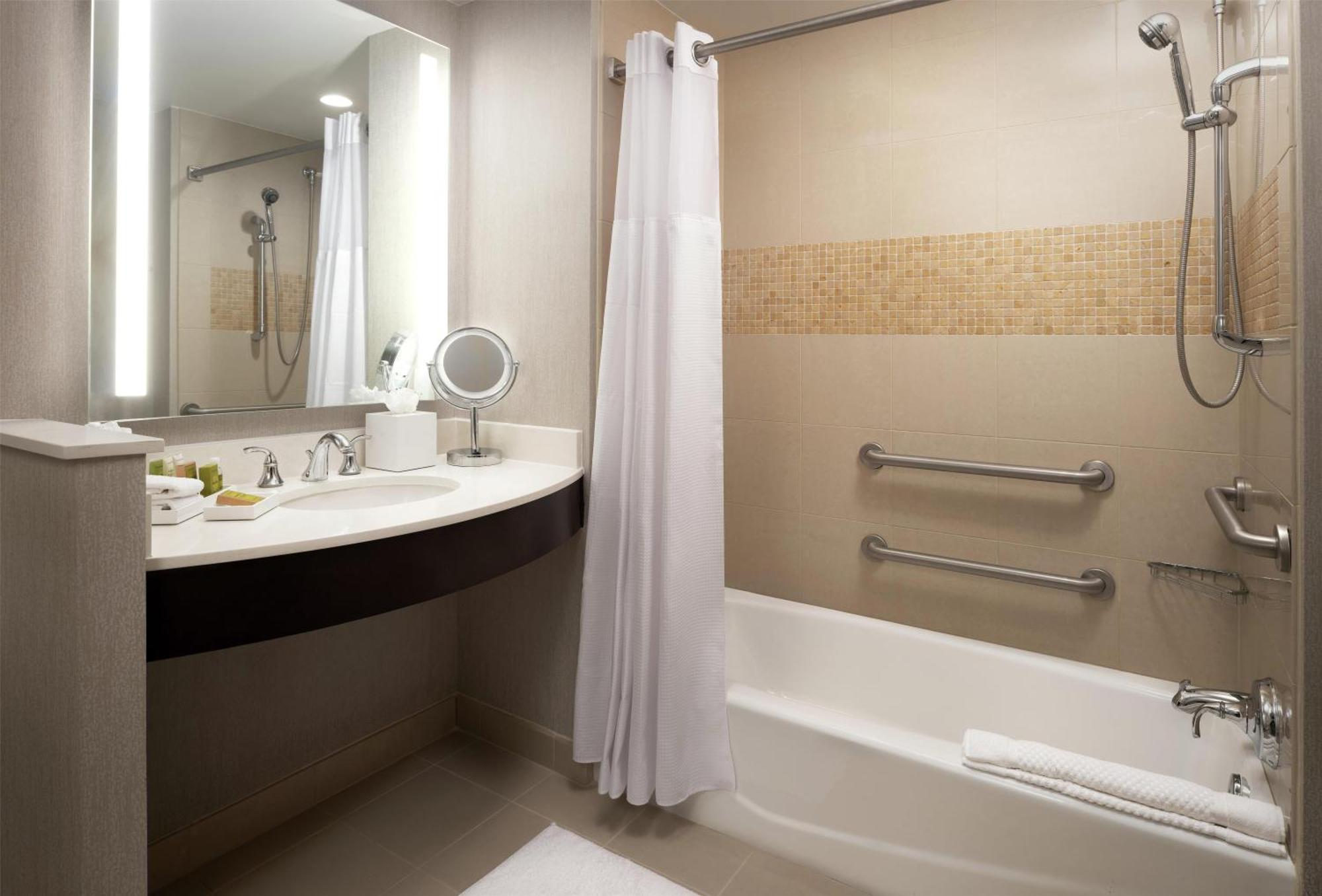 Zimmer mit Kingsize-Bett und Badewanne - barrierefrei