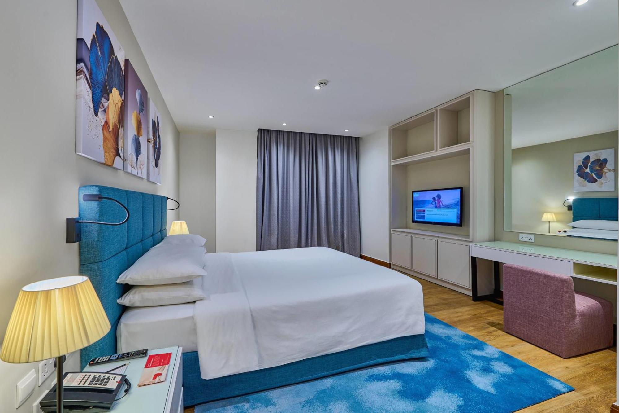 Suite mit 1 Schlafzimmer mit Kingsize-Bett und Balkon und seitlichem Meerblick