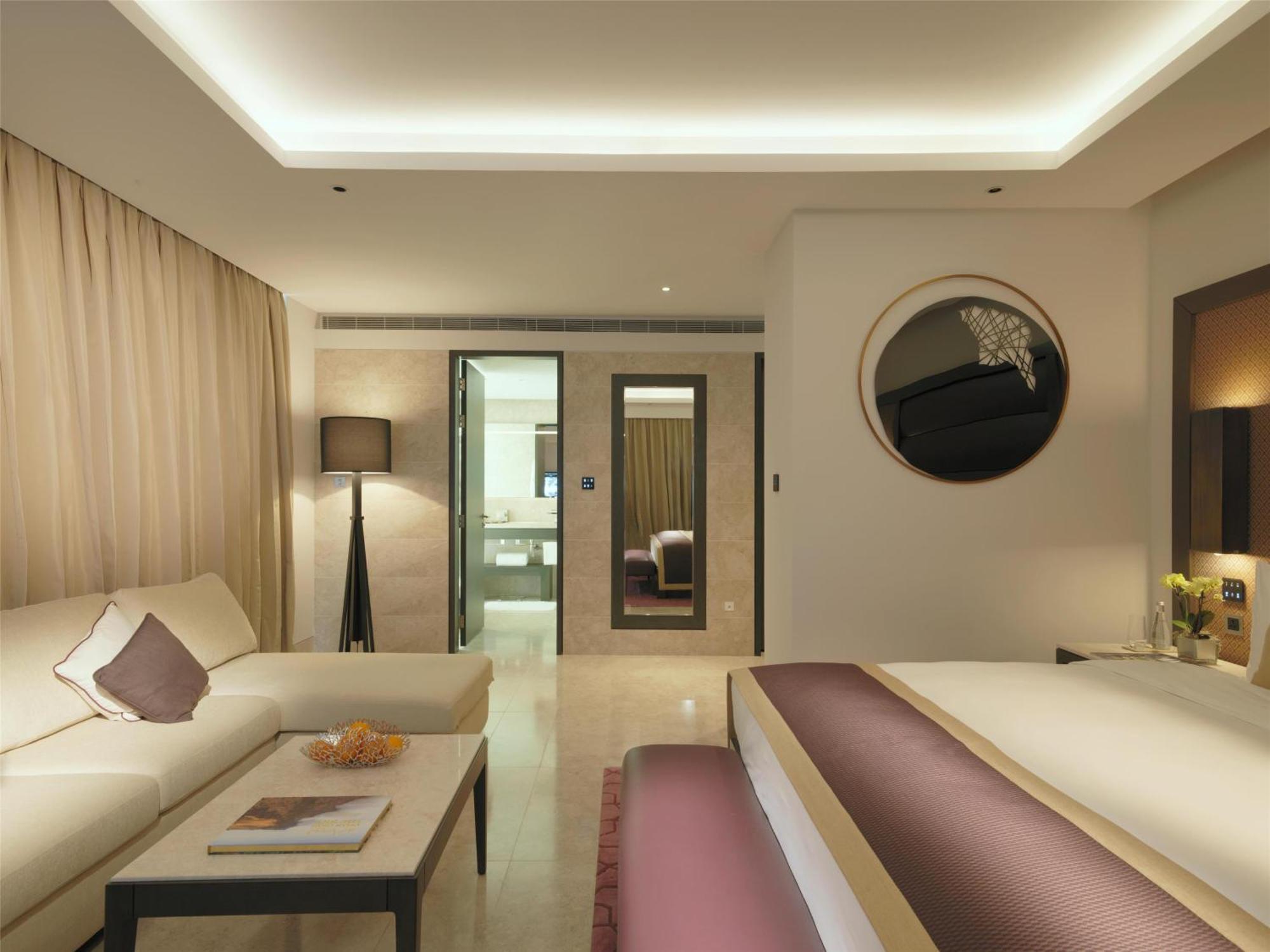 Grand Deluxe Zimmer mit Kingsize-Bett und Resortblick