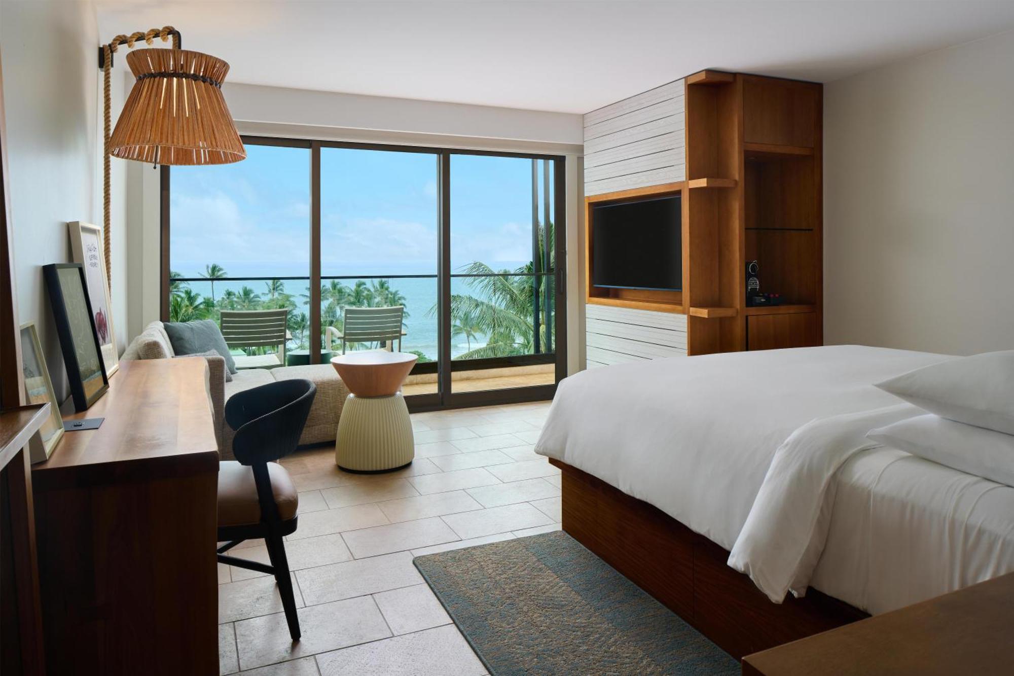 Zimmer mit Kingsize-Bett und Meerblick