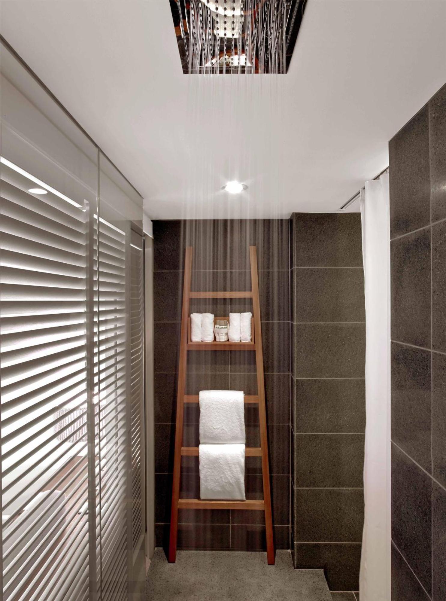 Zimmer mit Kingsize-Bett und seitlichem Meerblick