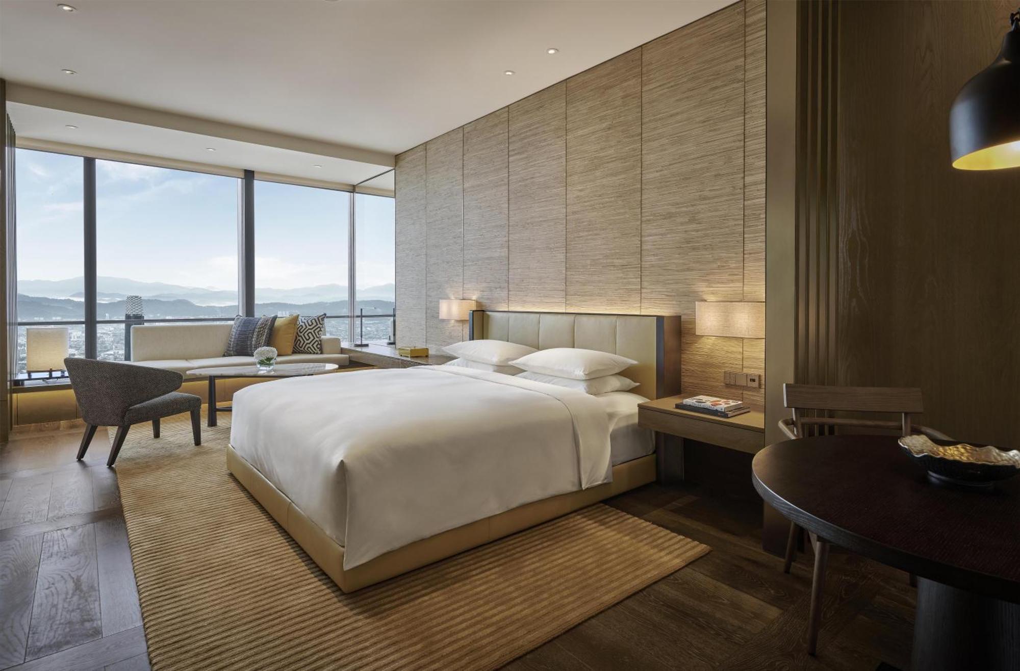 Zimmer mit Kingsize-Bett und Blick auf den Turm