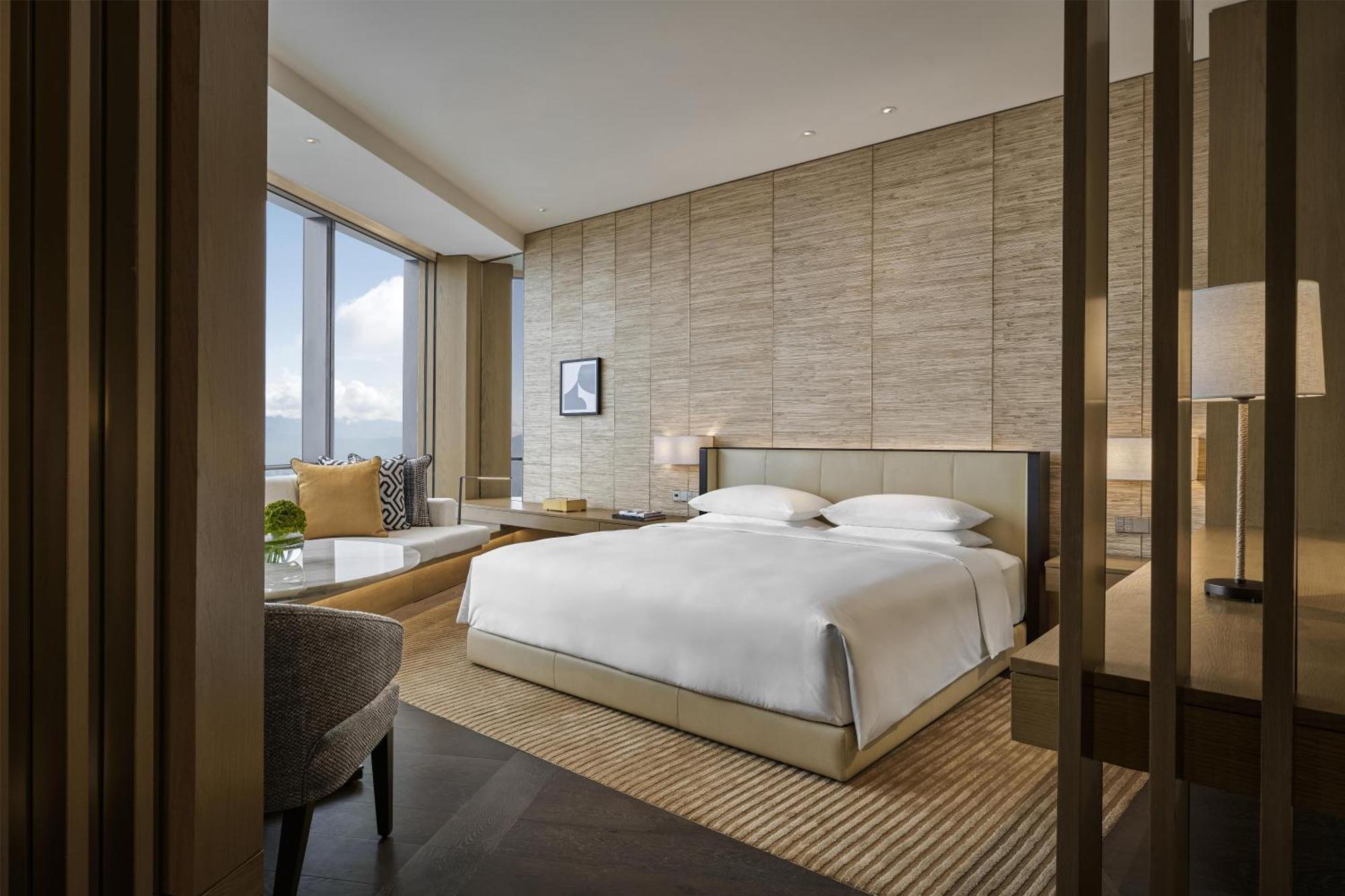 Eckzimmer mit Kingsize-Bett