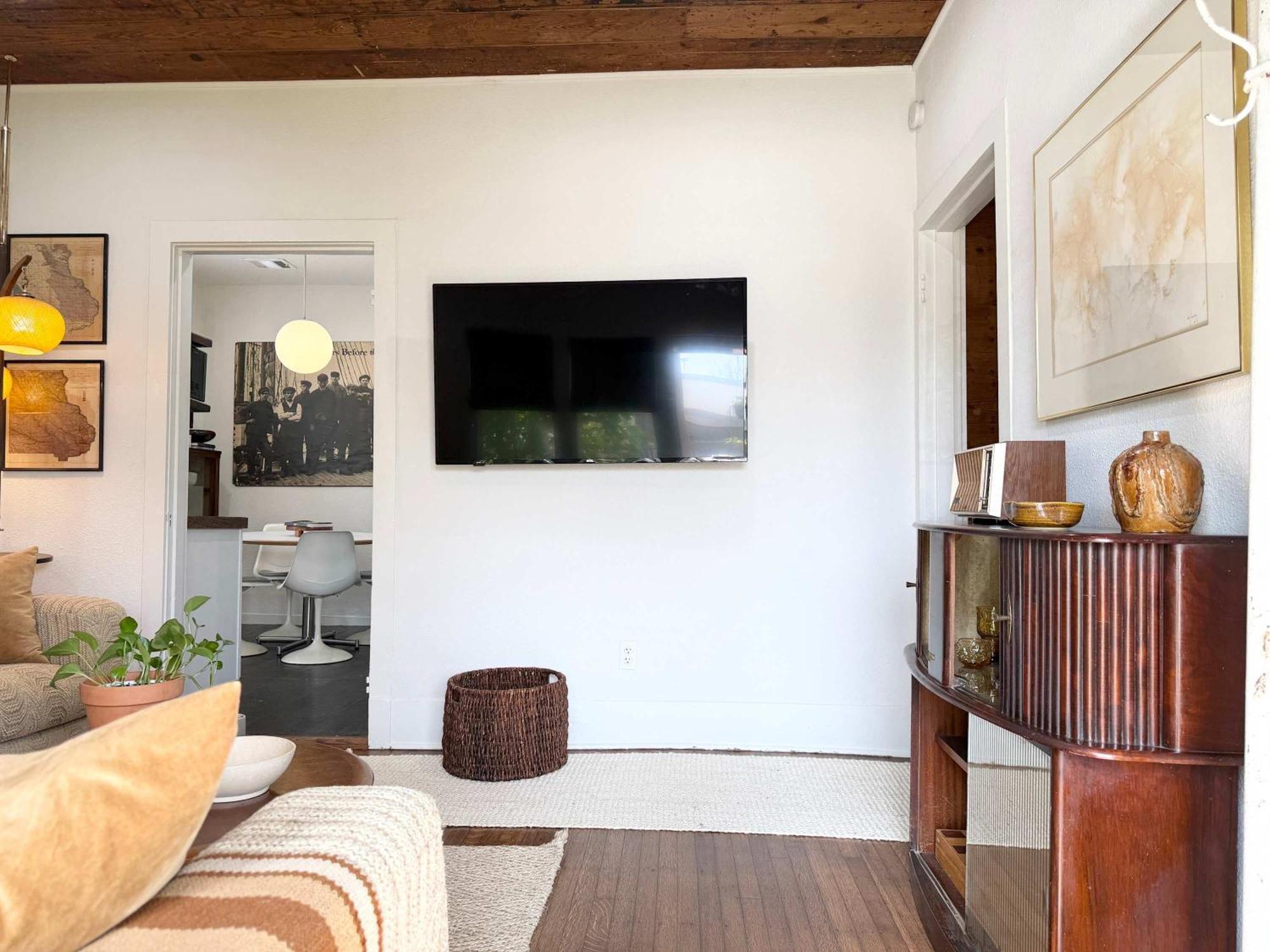 Deluxe One-Bedroom Apartment