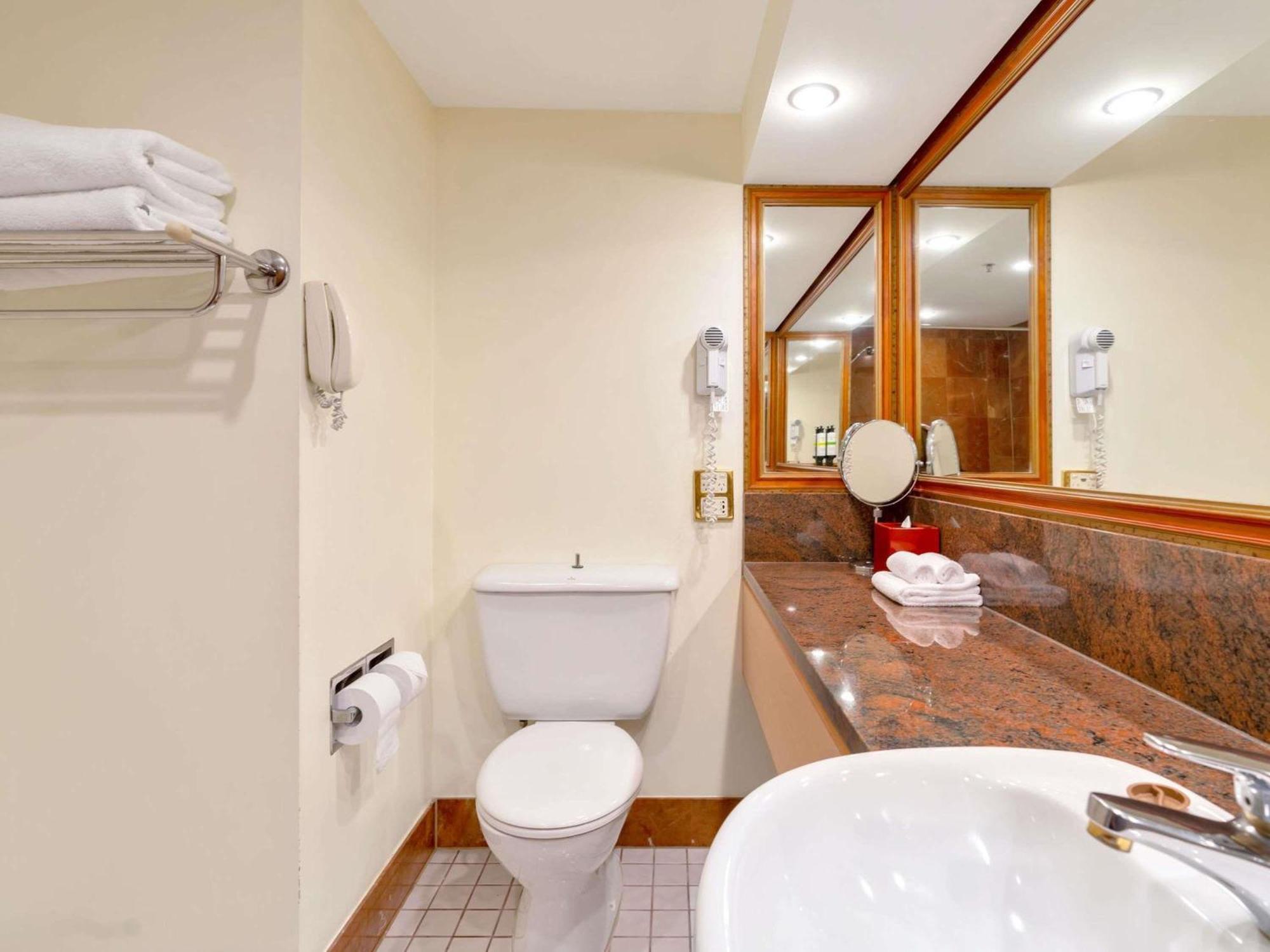 Classic Zimmer mit Queensize-Bett und Stadt- und Bergblick