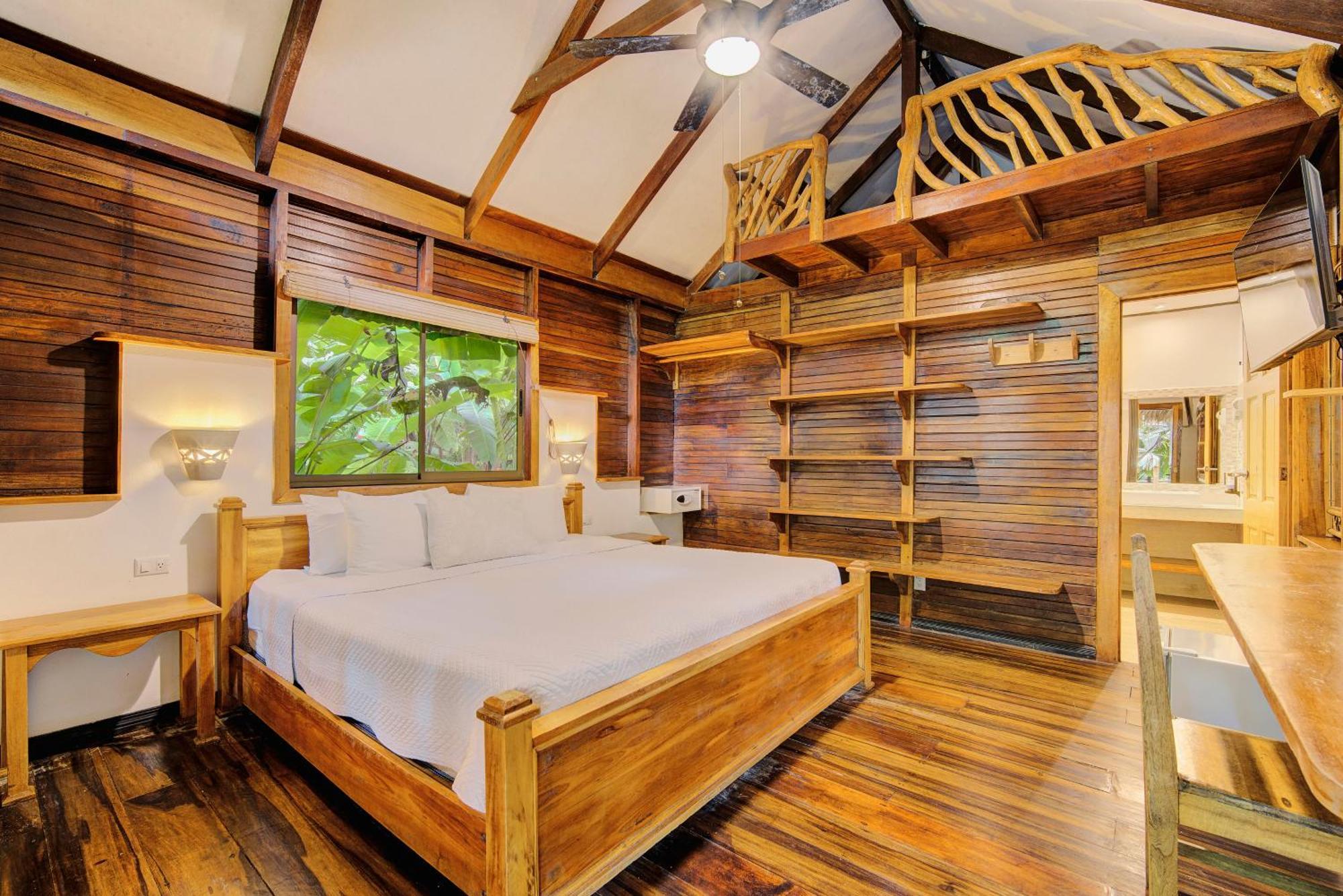 Bungalow mit Kingsize-Bett und Dschungelblick