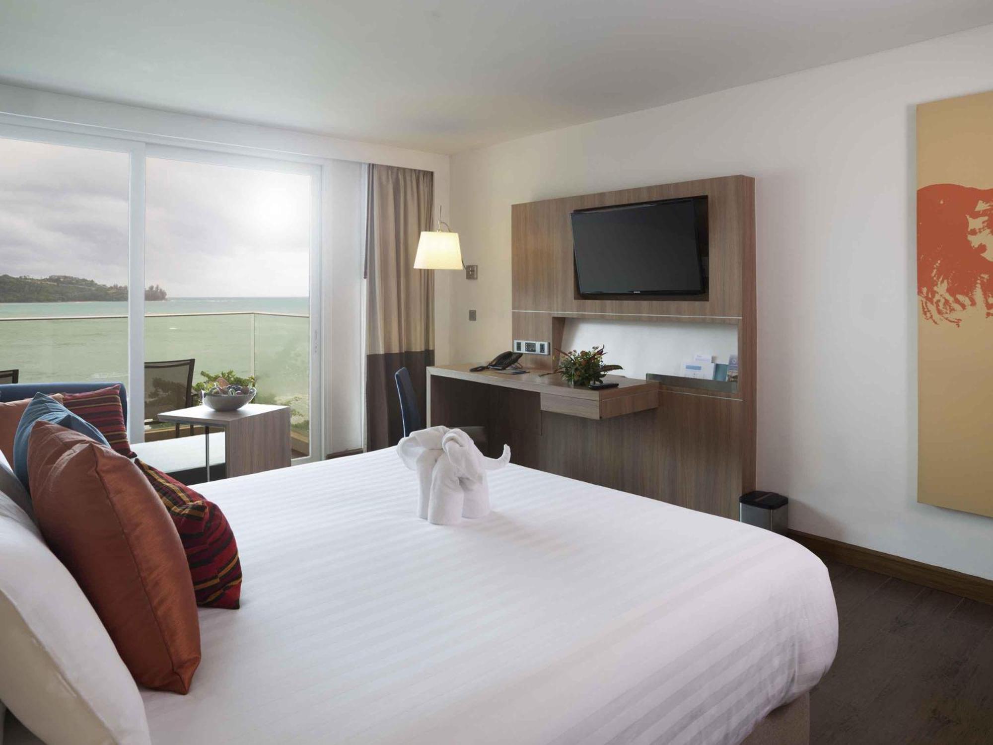 Zimmer mit Kingsize-Bett und Meerblick