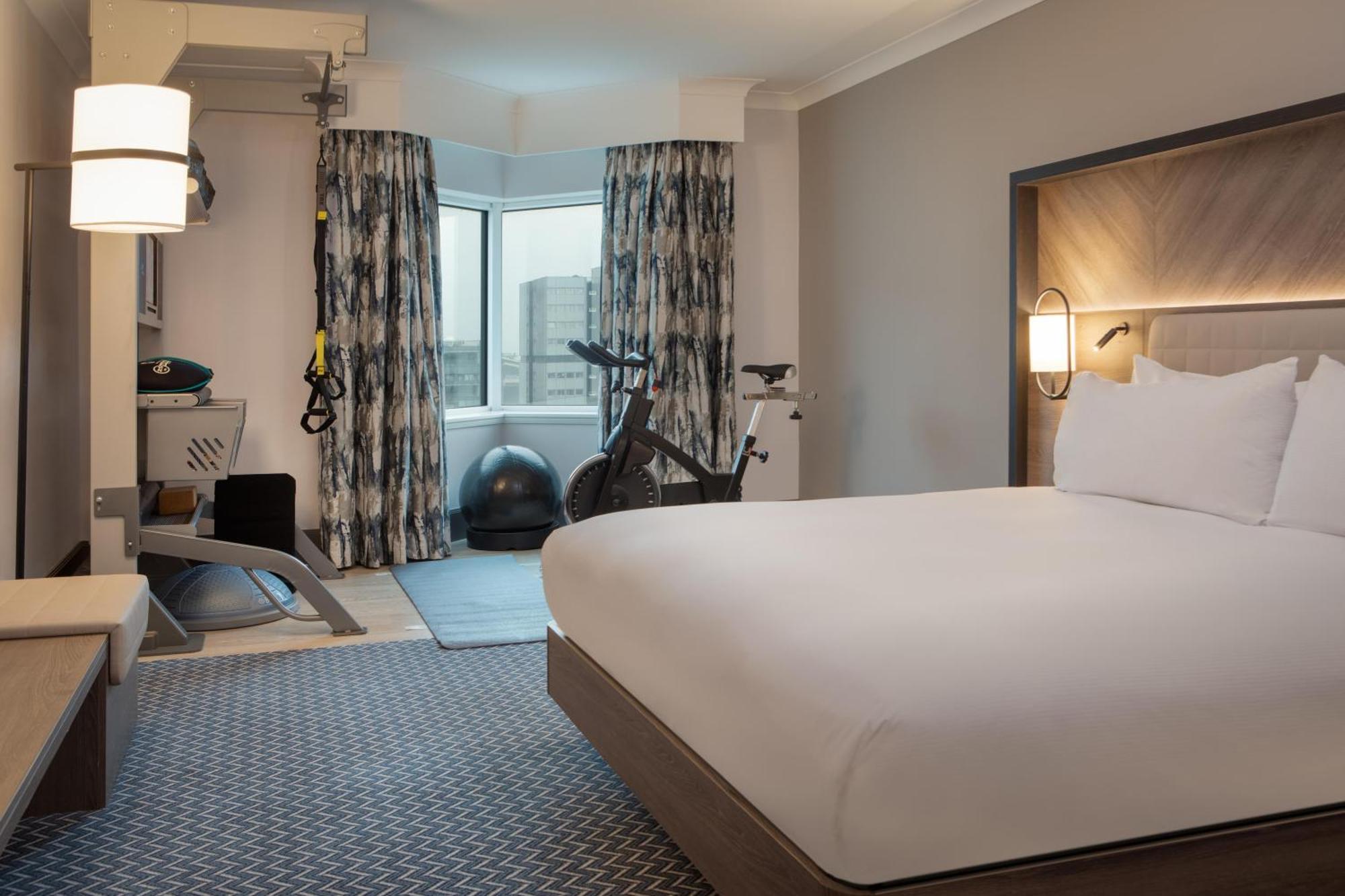 Zimmer Fitness mit Kingsize-Bett