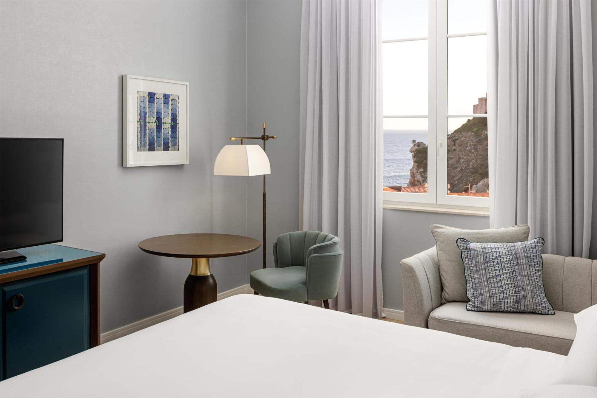 Zimmer mit Kingsize-Bett und Meerblick