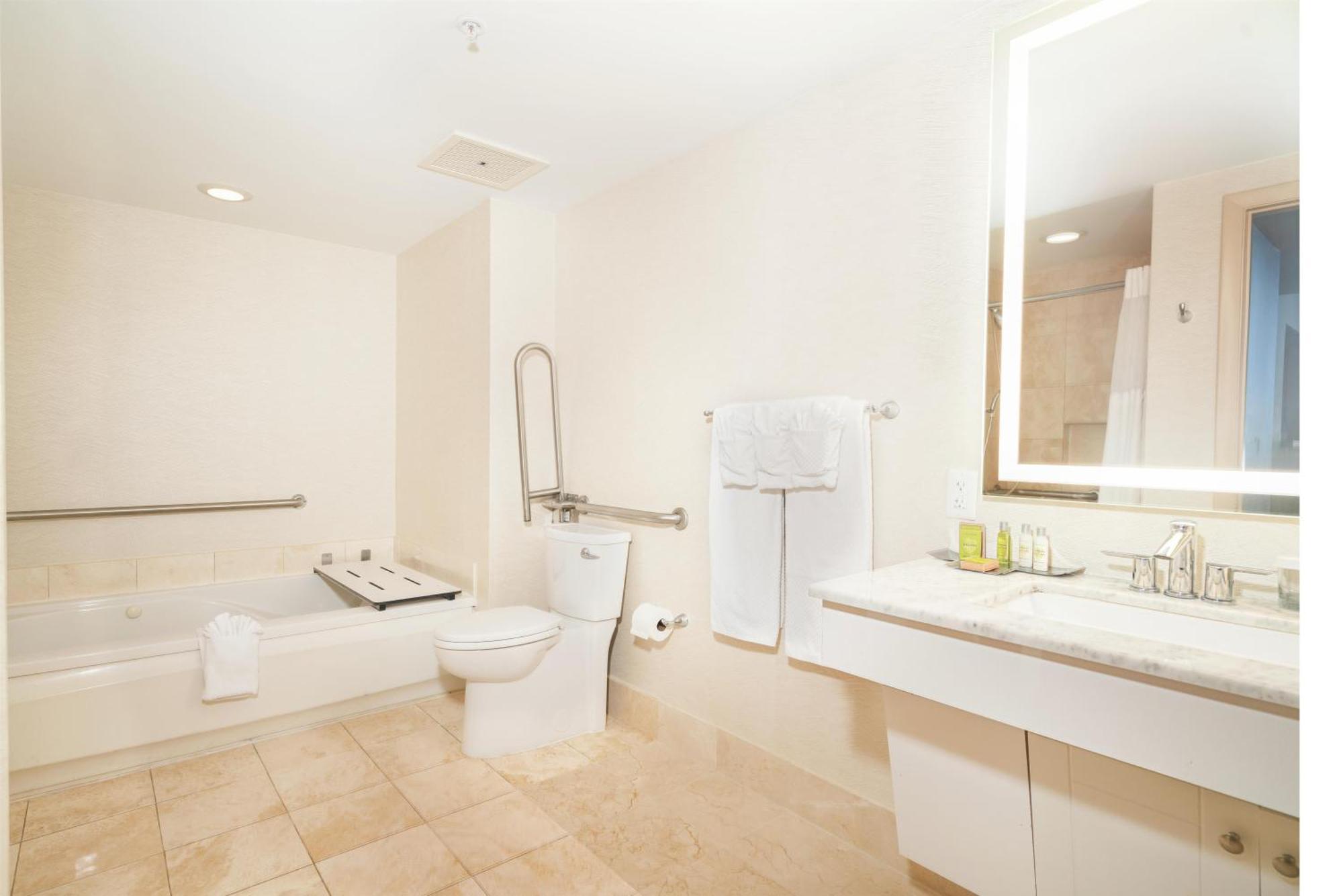 Suite mit 1 Schlafzimmer und eingeschränktem Meerblick – barrierefrei/Nichtraucher