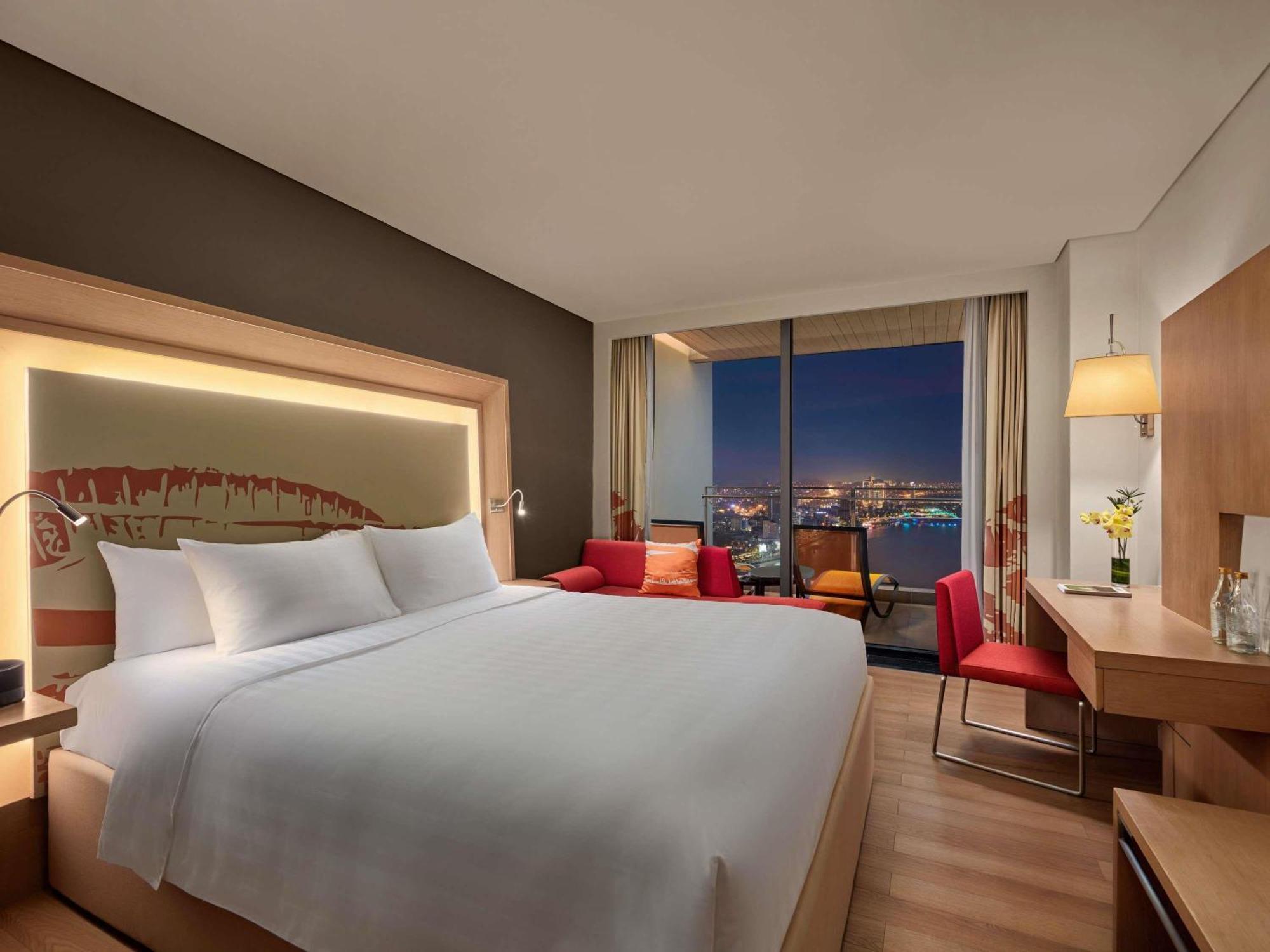 Deluxe King Room with Balcony and Dragon Bridge View