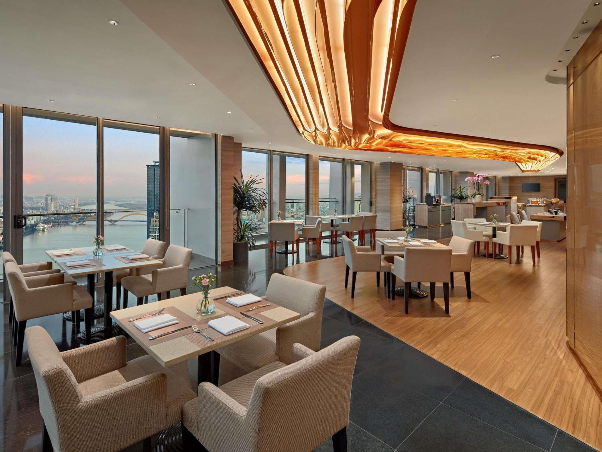 Corner Suite with Balcony and Panoramic River View - Lounge Access