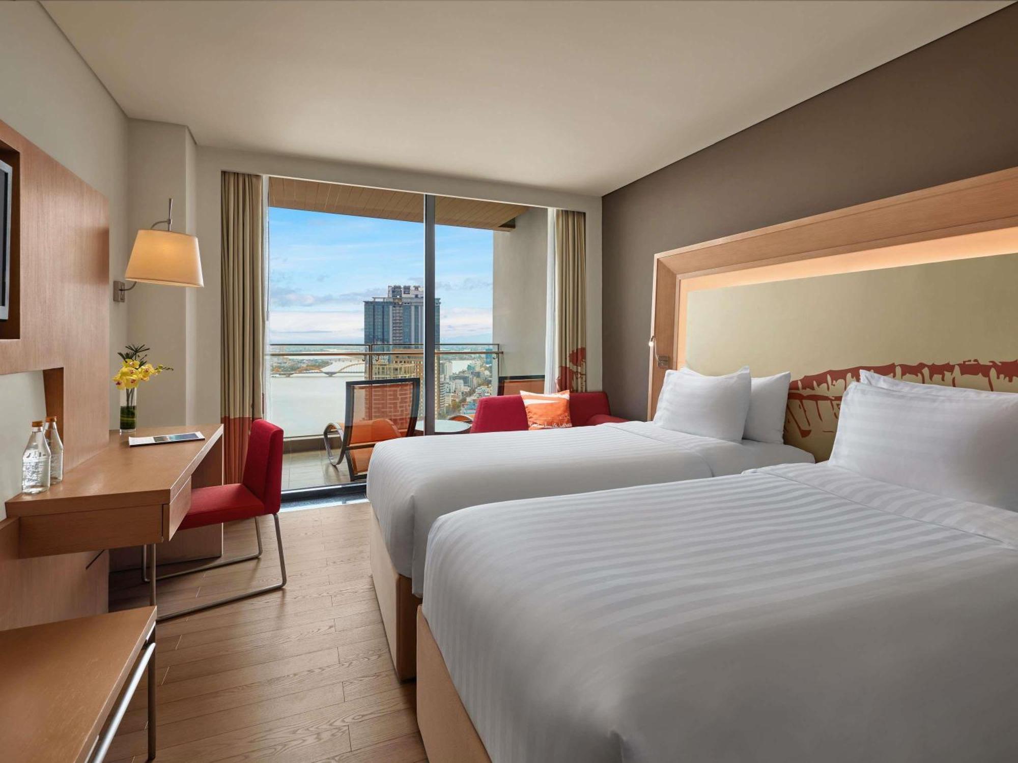 Deluxe Twin Room with Two Single Beds, Balcony and Dragon Bridge View