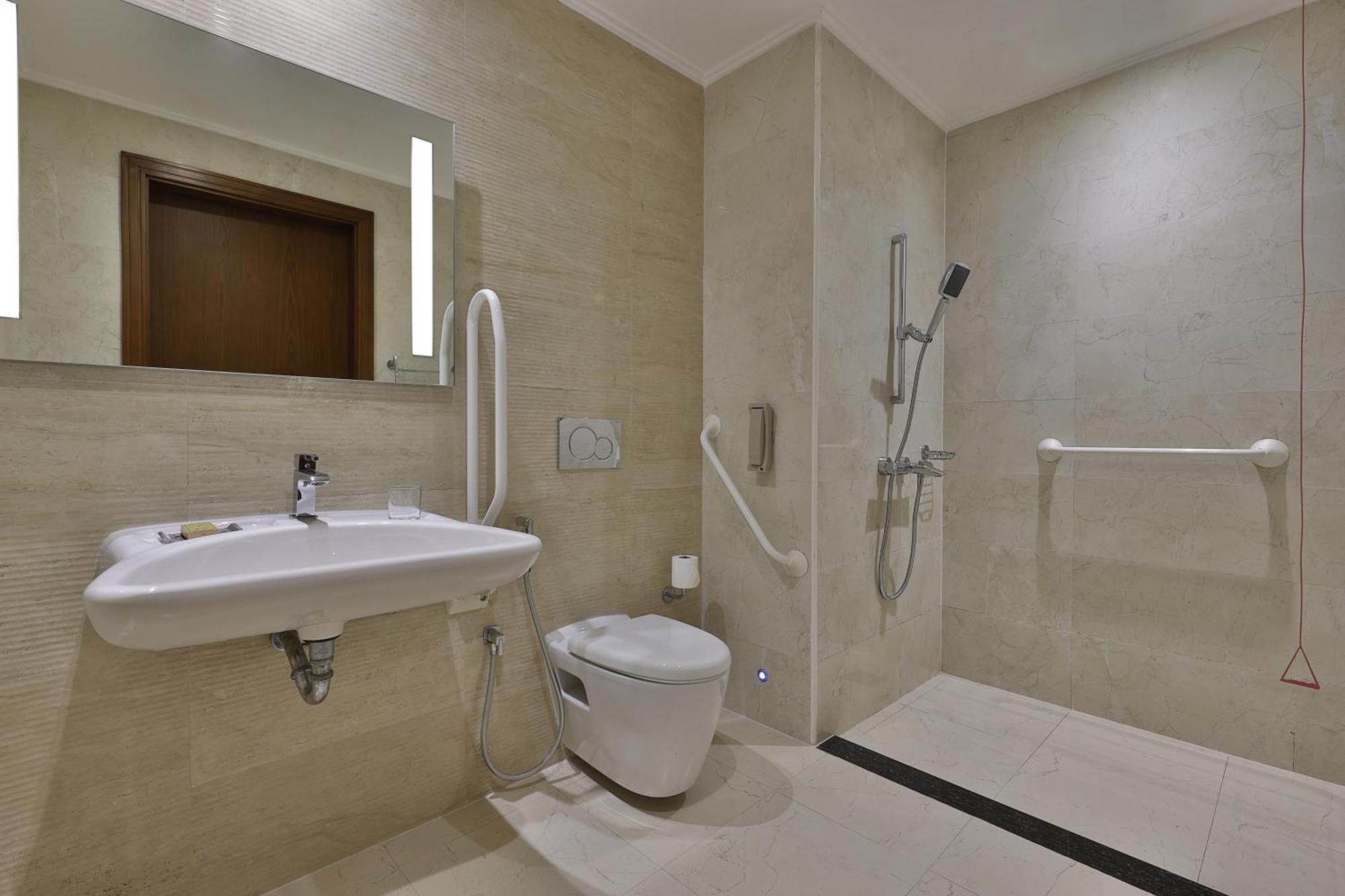 Zimmer mit Kingsize-Bett und rollstuhlgerechter Dusche – barrierefrei