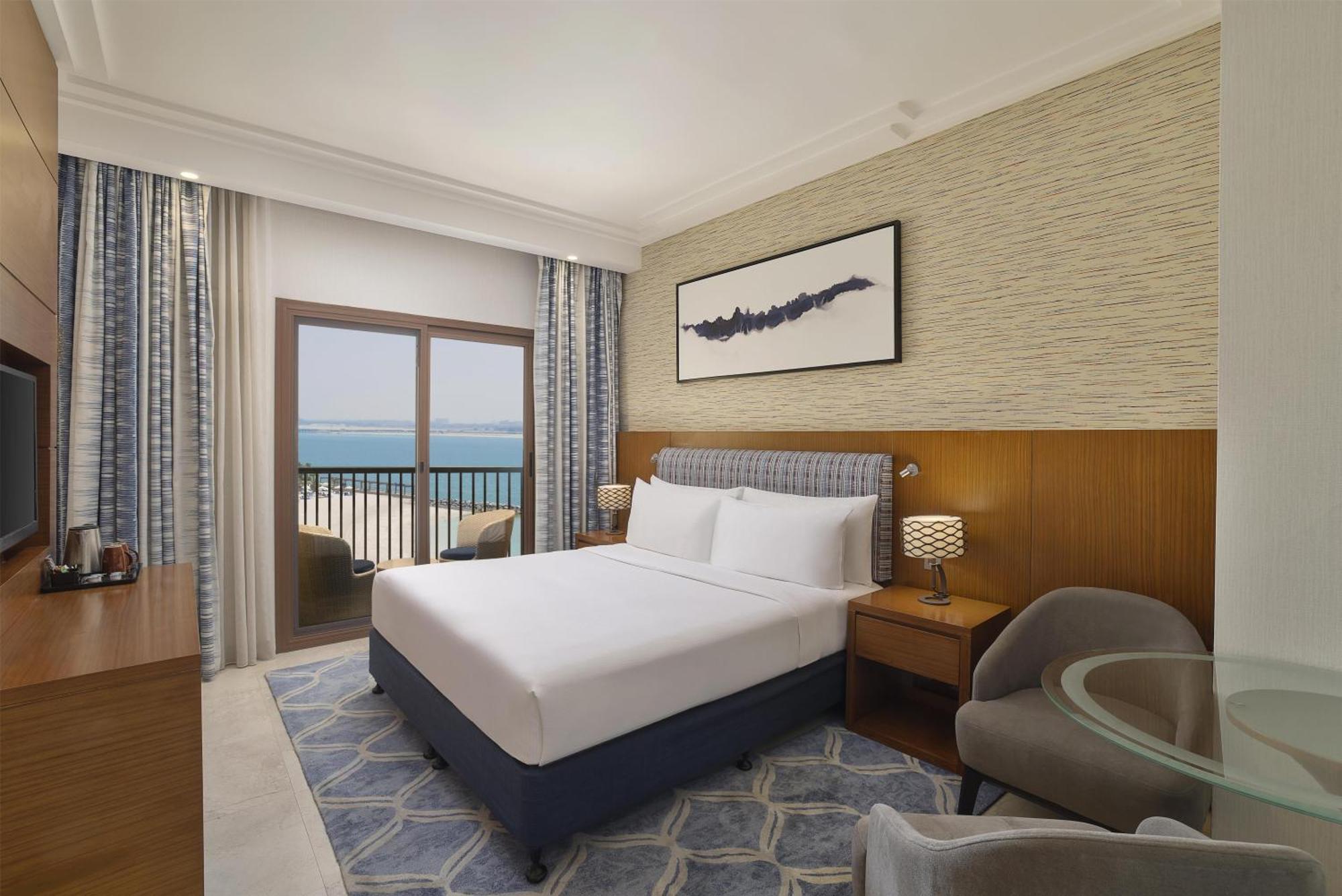 Zimmer mit Kingsize-Bett, Balkon und Meerblick