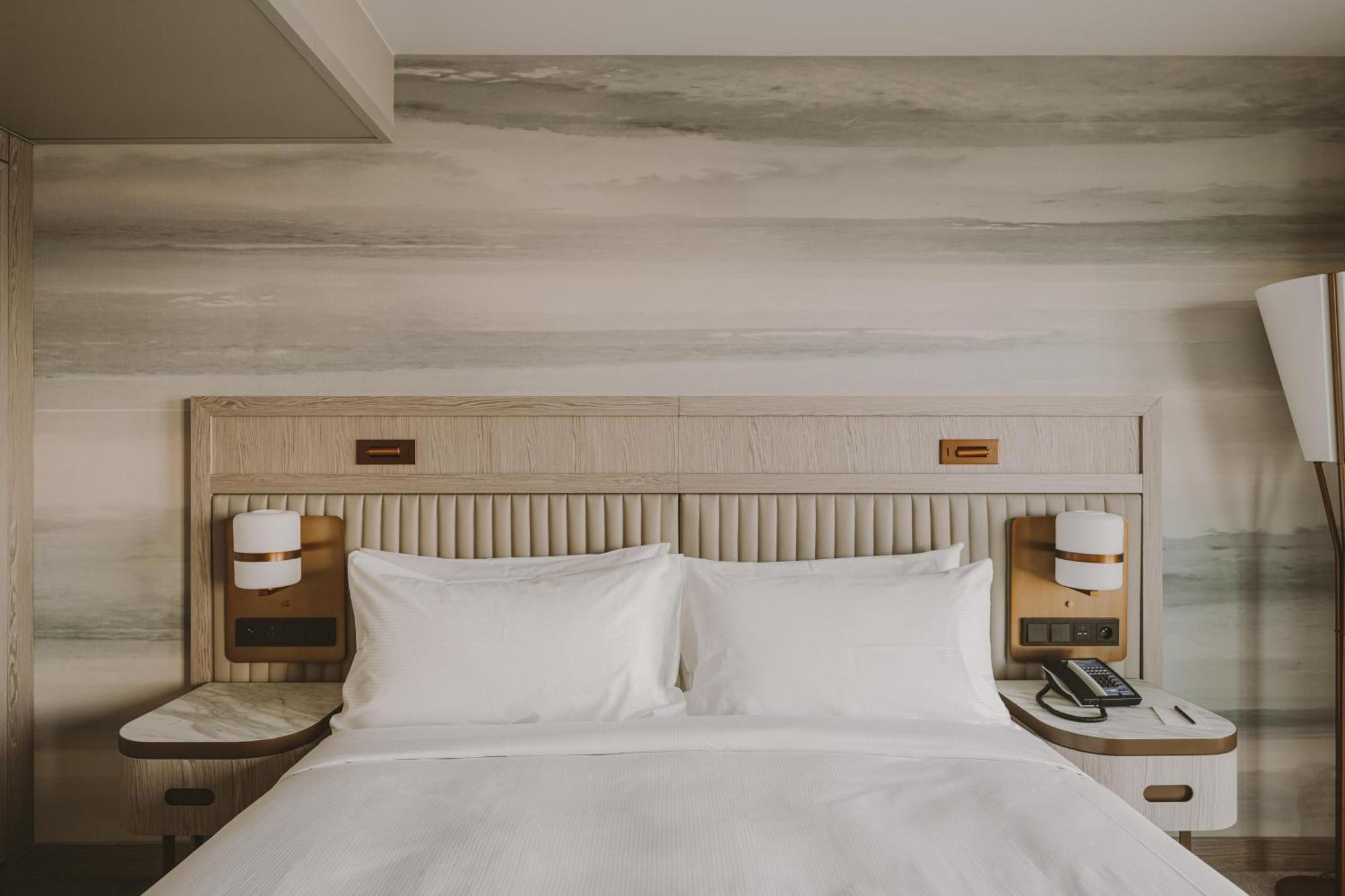 Suite mit 1 Schlafzimmer mit Kingsize-Bett und seitlichem Meerblick